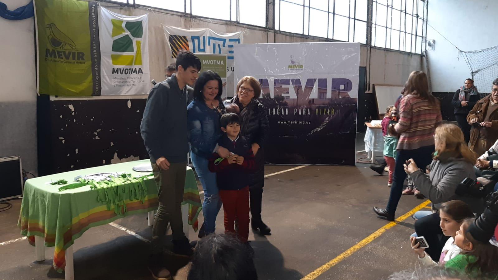 Familia recibiendo la llave de su vivienda