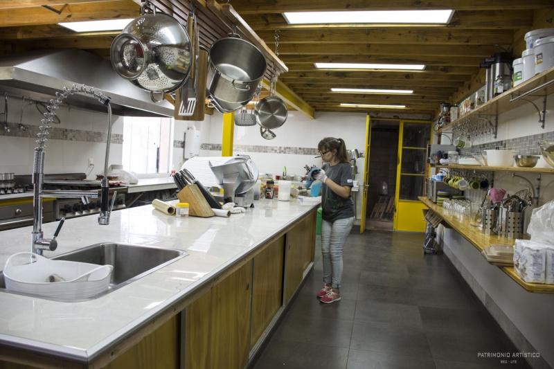 La cocina donde se prepara el almuerzo para los chicos que atiende la fundación