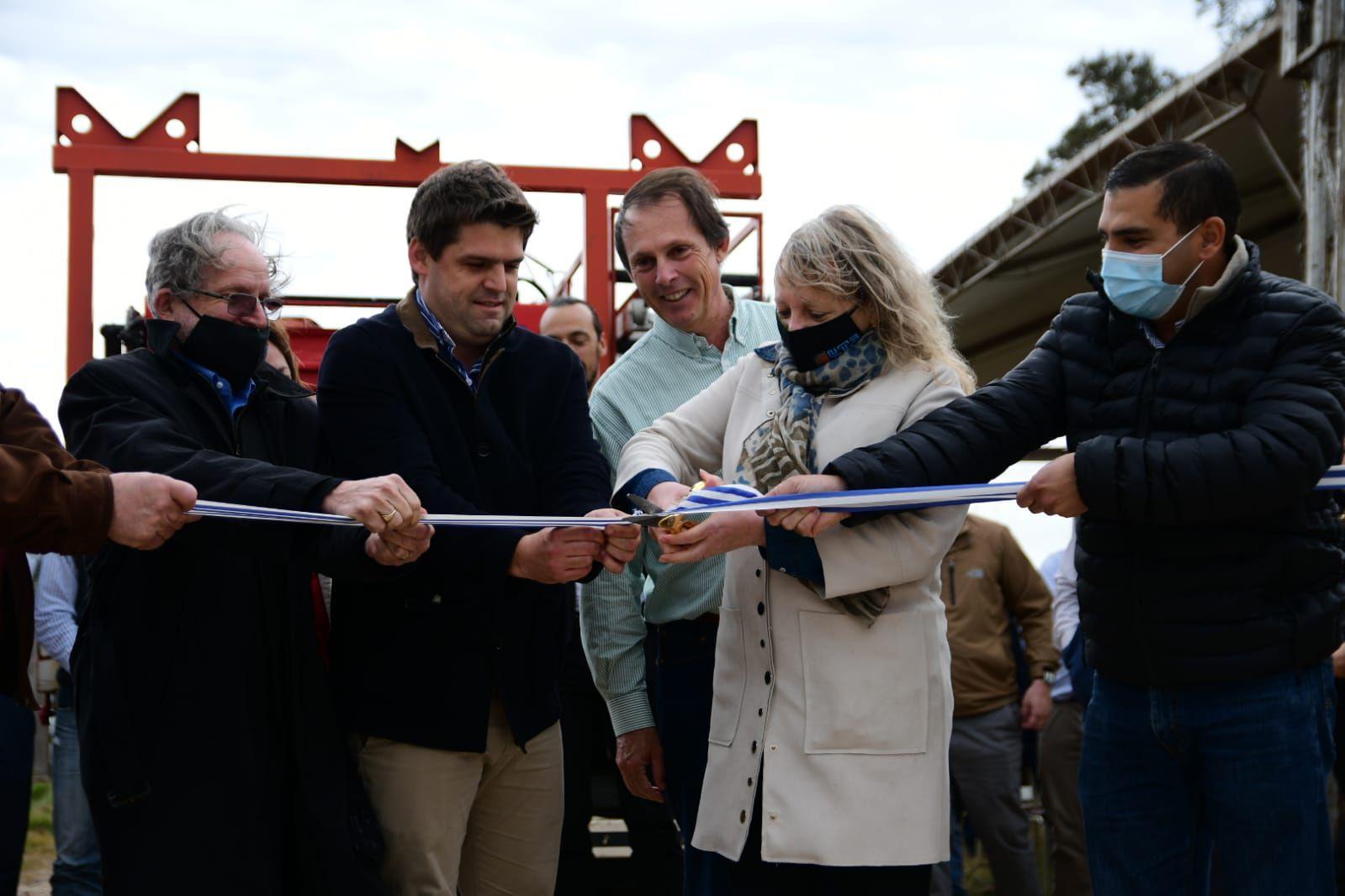 Director Enrique Pées Boz, director Felipe Algorta, presidente de la Asociación de Cultivadores de Arroz, Alfredo Lago, presidenta de UTE Silvia Emaldi e intendente de Cerro Largo, José Yurramendi.