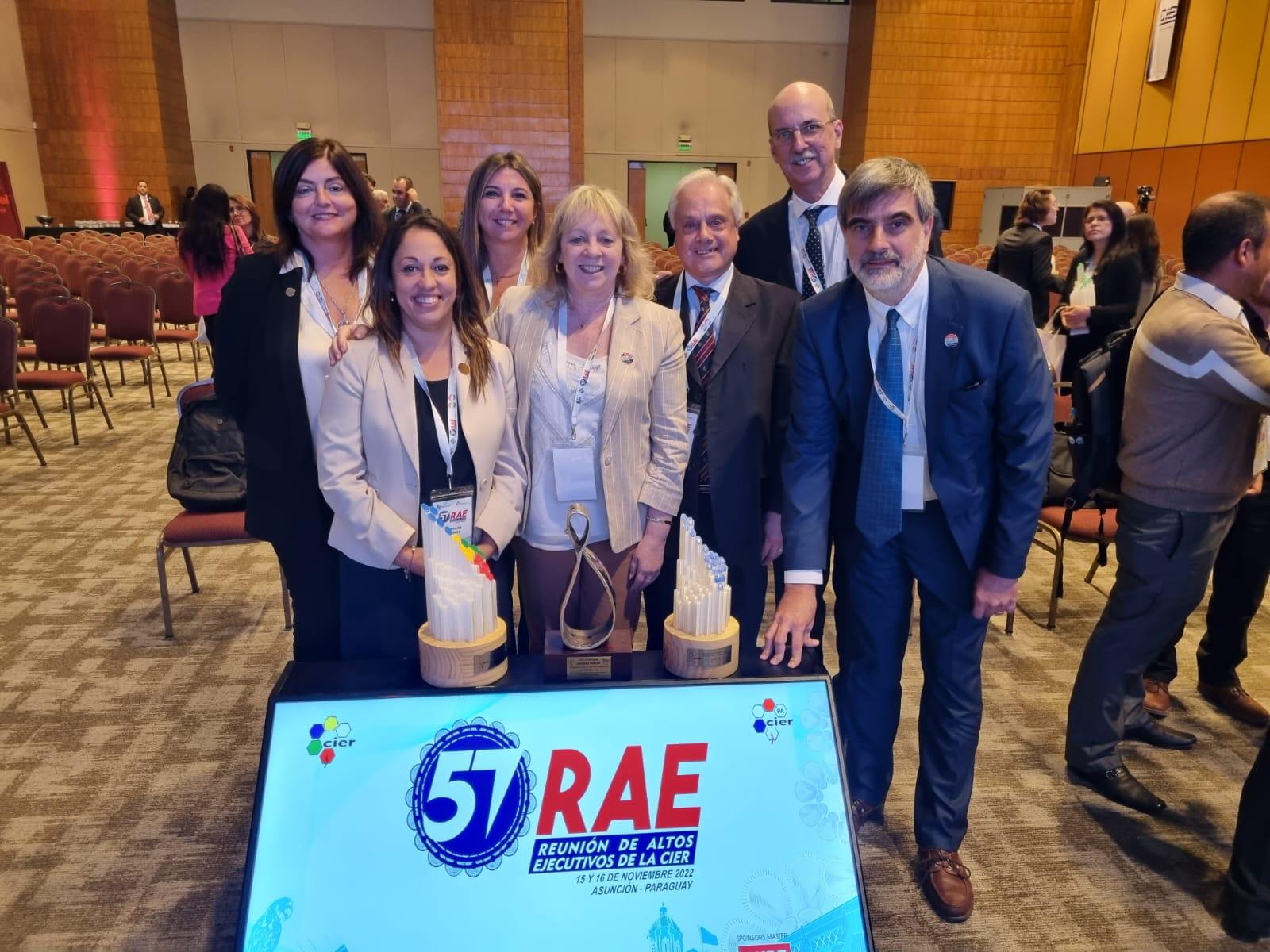Delegación de UTE con los premios obtenidos en la edición N° 57 de la Reunión de Altos Ejecutivos 2022 (RAE) 