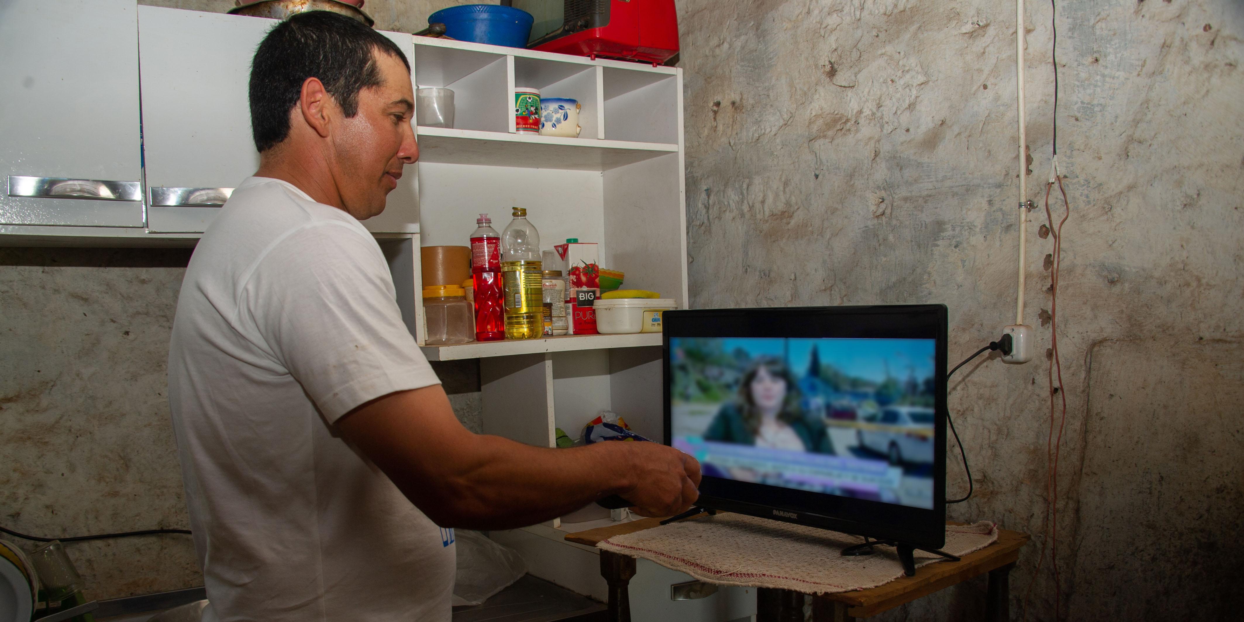 Vecino celebra la llegada de la energía eléctrica
