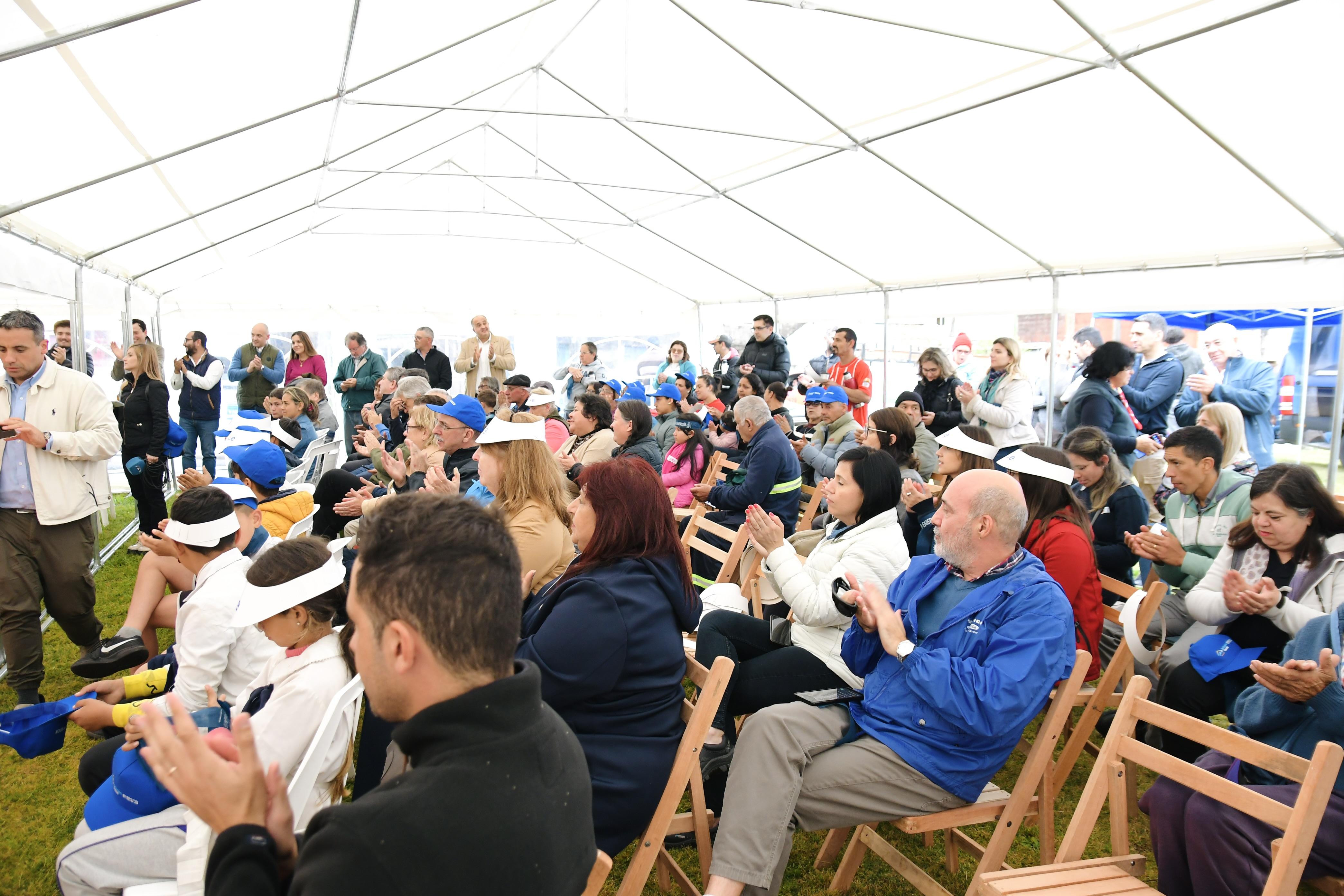 Numeroso público en la inauguración de la electrificación del Barrio Batoví