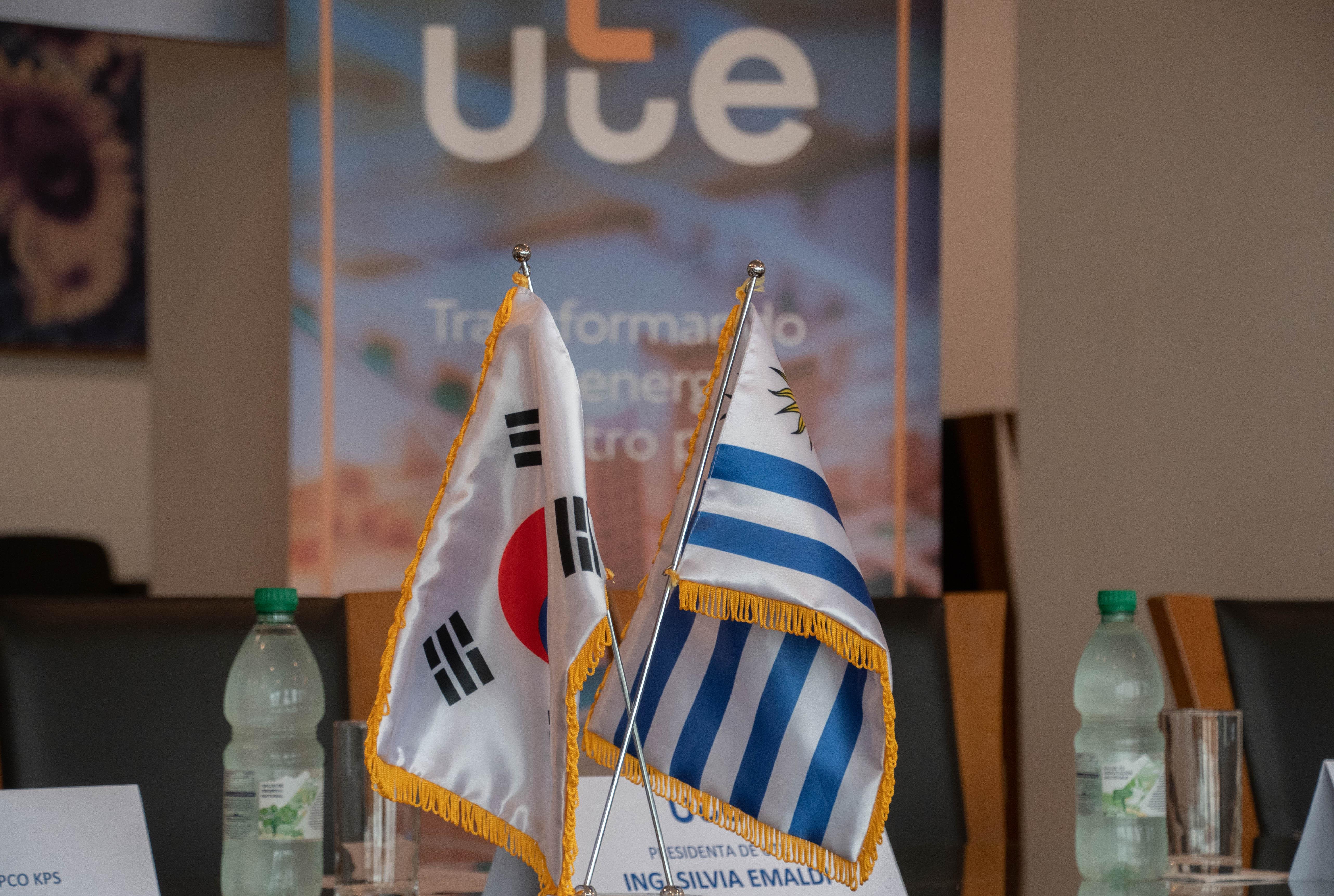 Firma de extensión de contrato entre UTE y KEPCO KPS