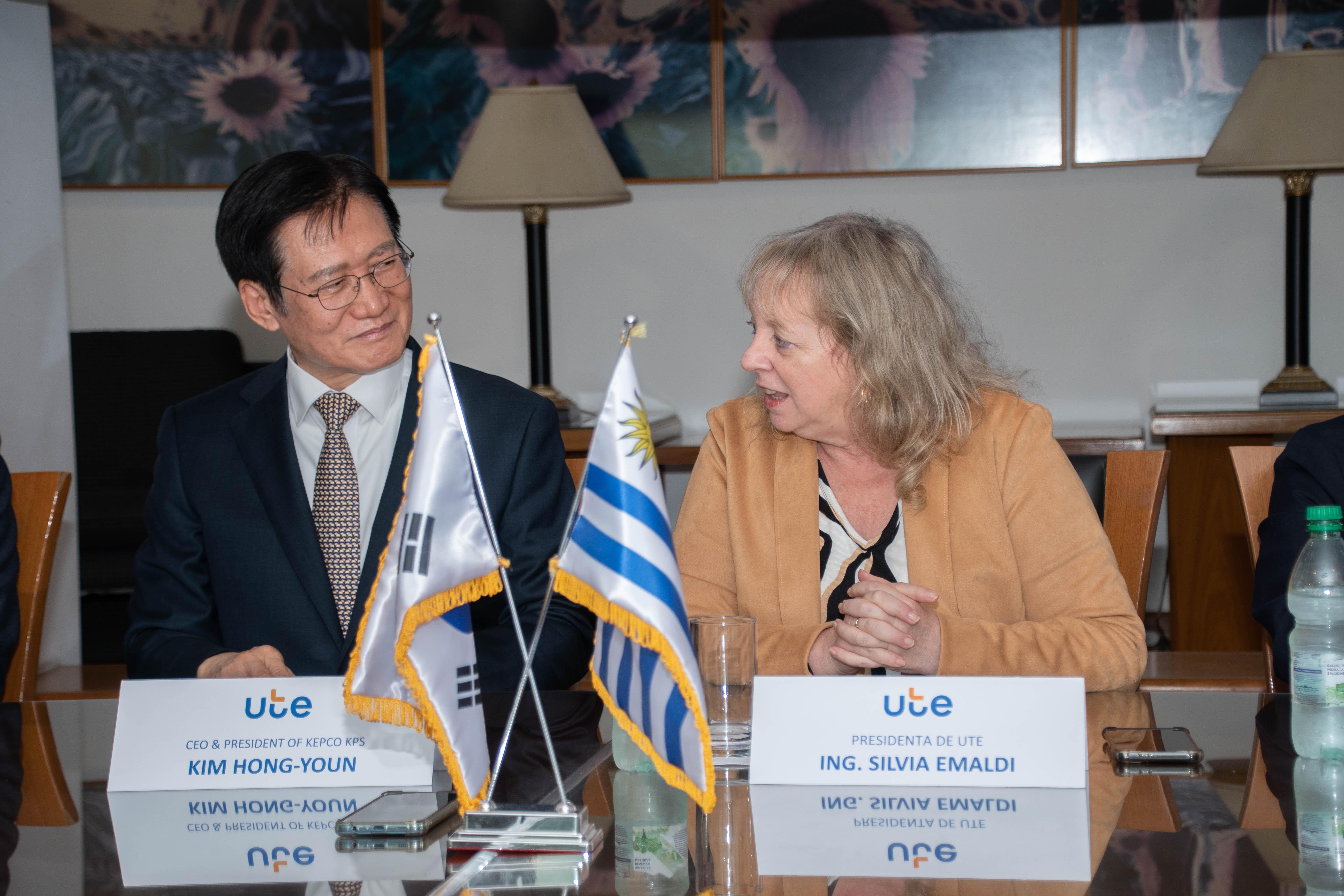 Silvia Emaldi presidenta de UTE y presidente de KEPCO KPS Kim Homg-Youn