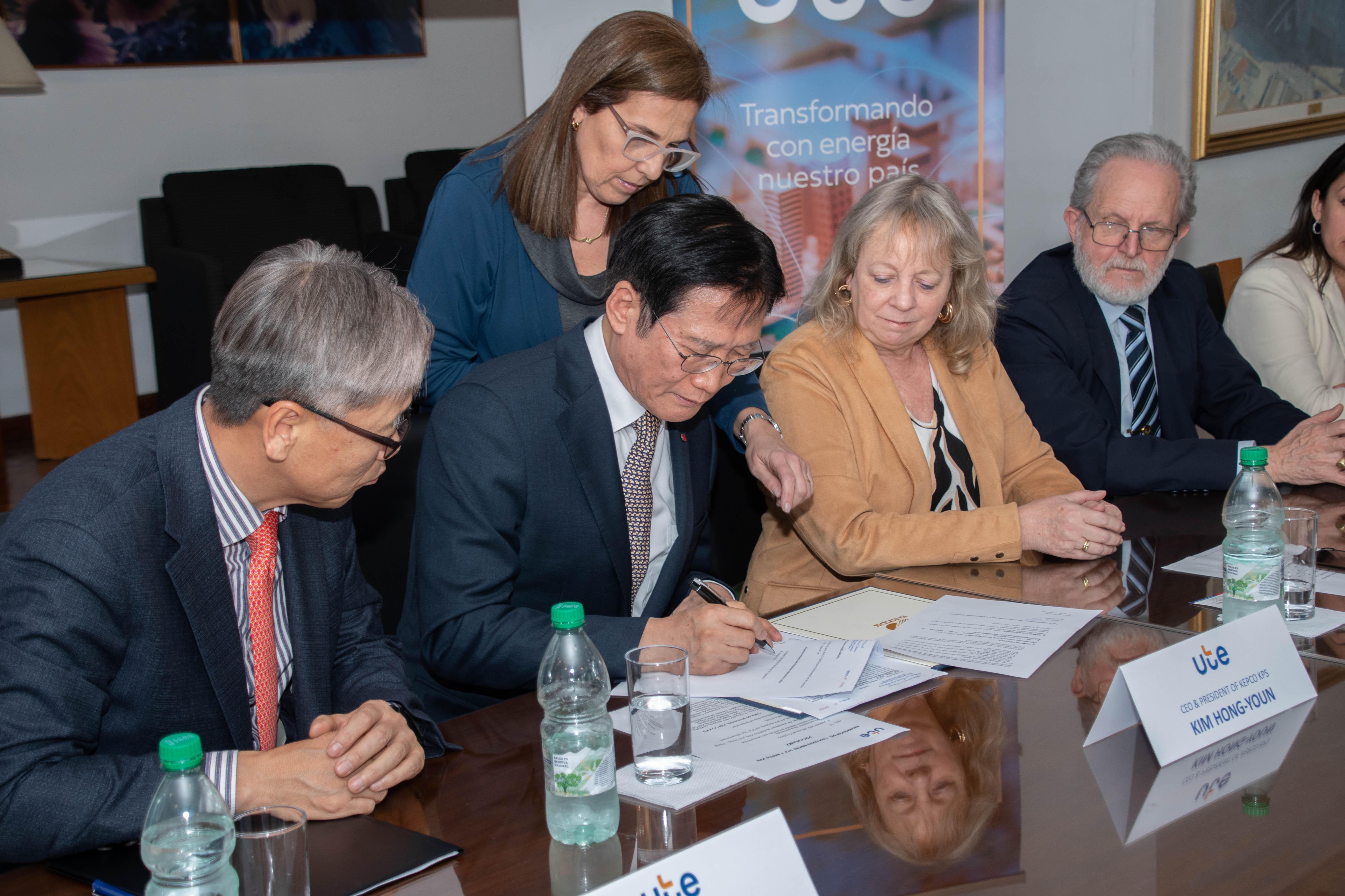 Firma de extensión de contrato entre UTE y KEPCO KPS