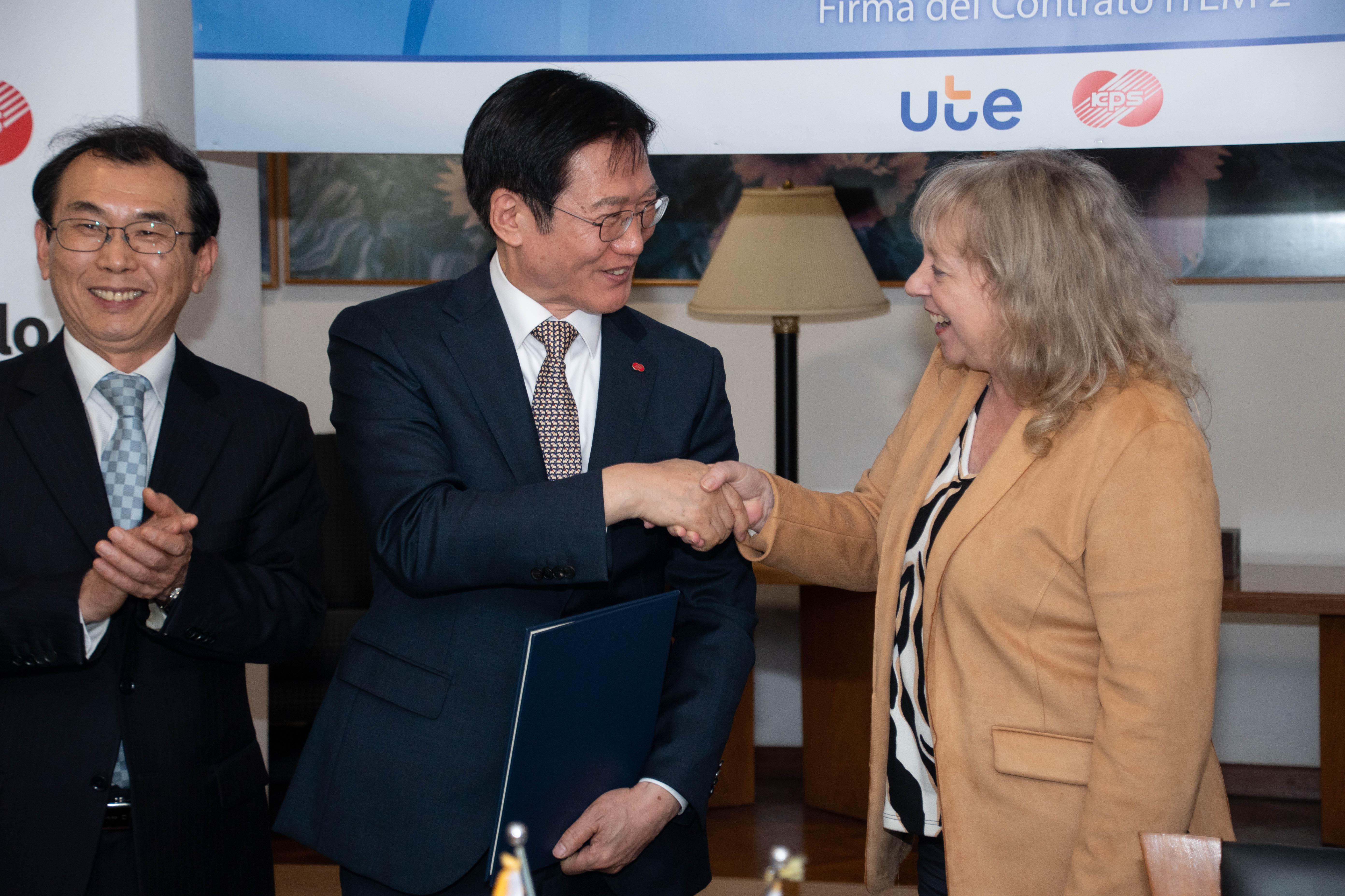 Embajador de Corea del Sur Lee Eun-Chul, presidente de KEPCO KPS Kim Homg-Youn y Silvia Emaldi presidenta de UTE