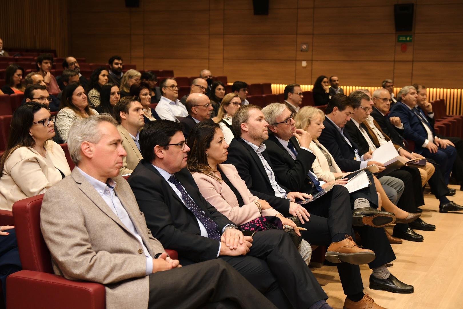 Numeroso público se hizo presente en el Auditorio de CAF