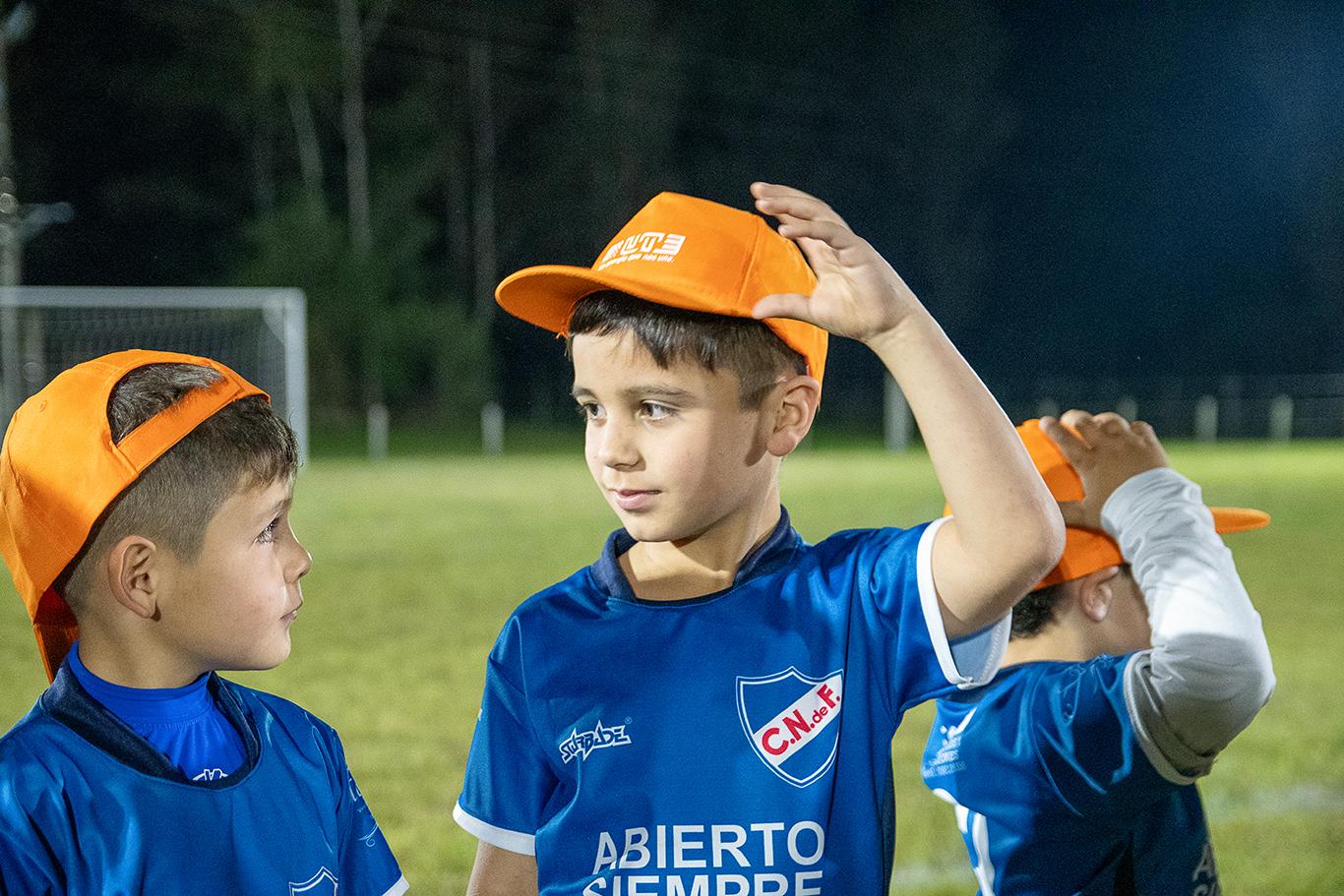 Niños del Club Nacional de Trinidad luciendo gorros de UTE