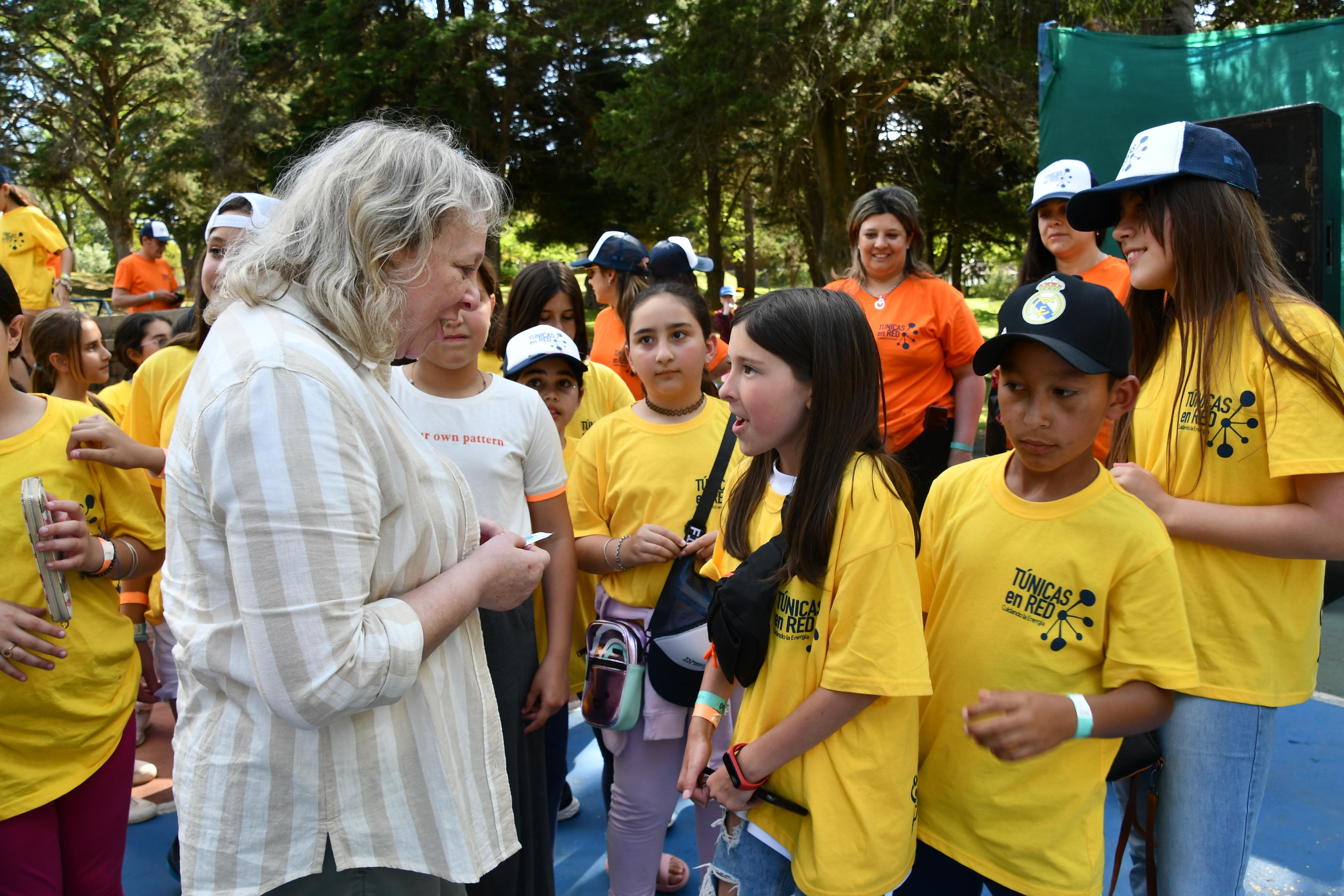 Silvia Emaldi junto a una de las brigadas