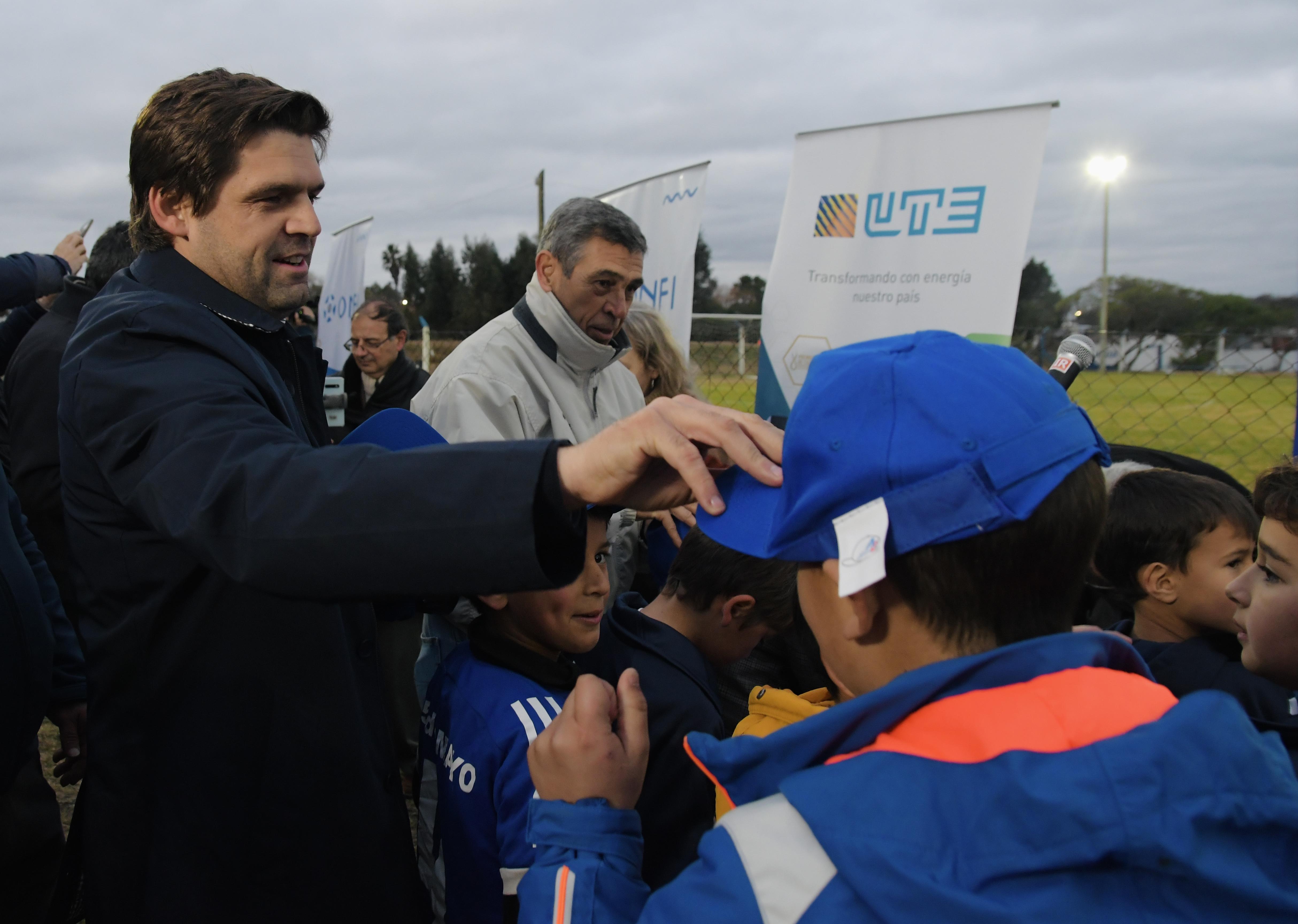 Felipe Algorta regalando gorros a los niños