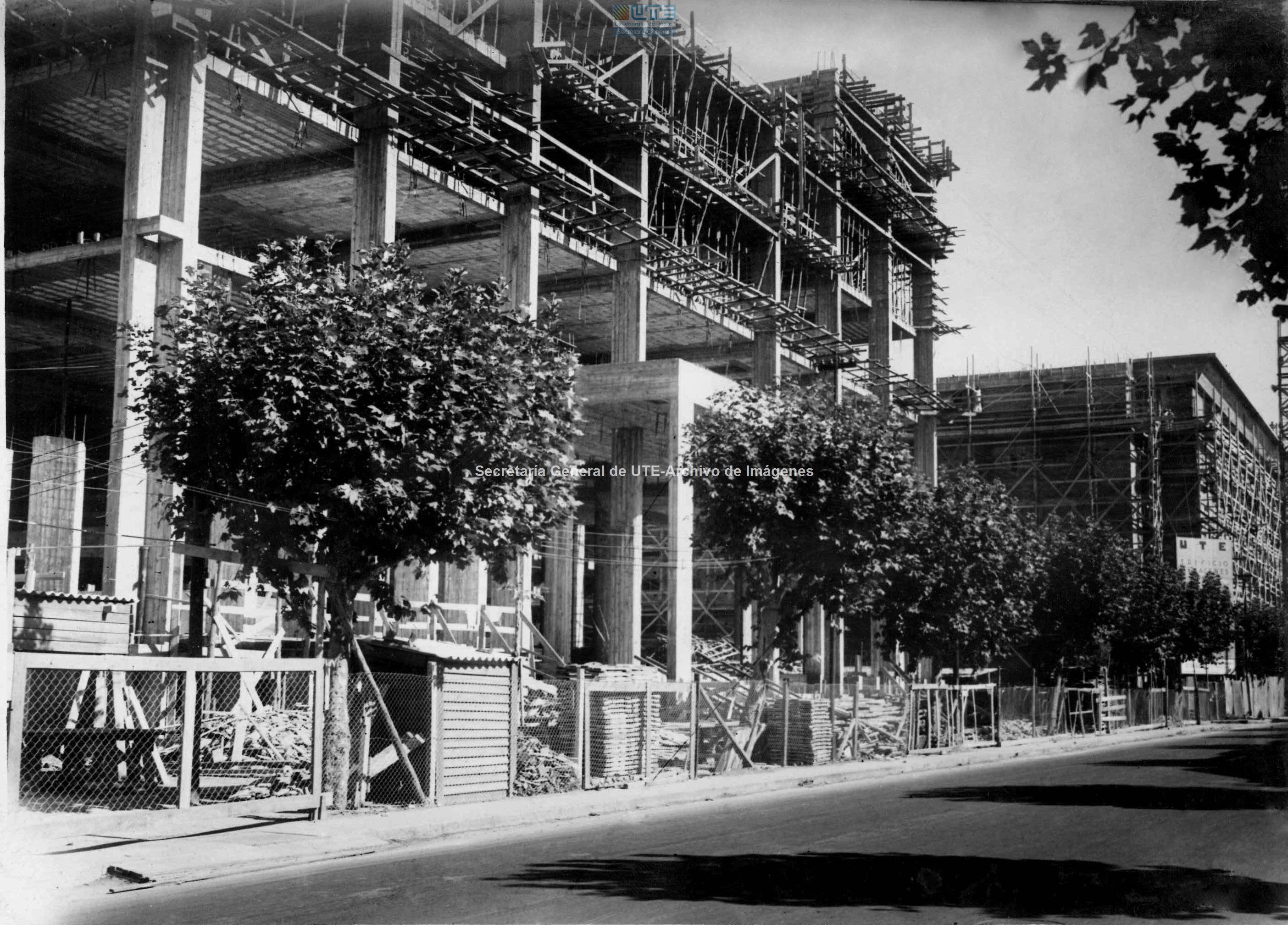 La construcción desde la calle Paraguay; al fondo el edificio de Almacenes, también en obra