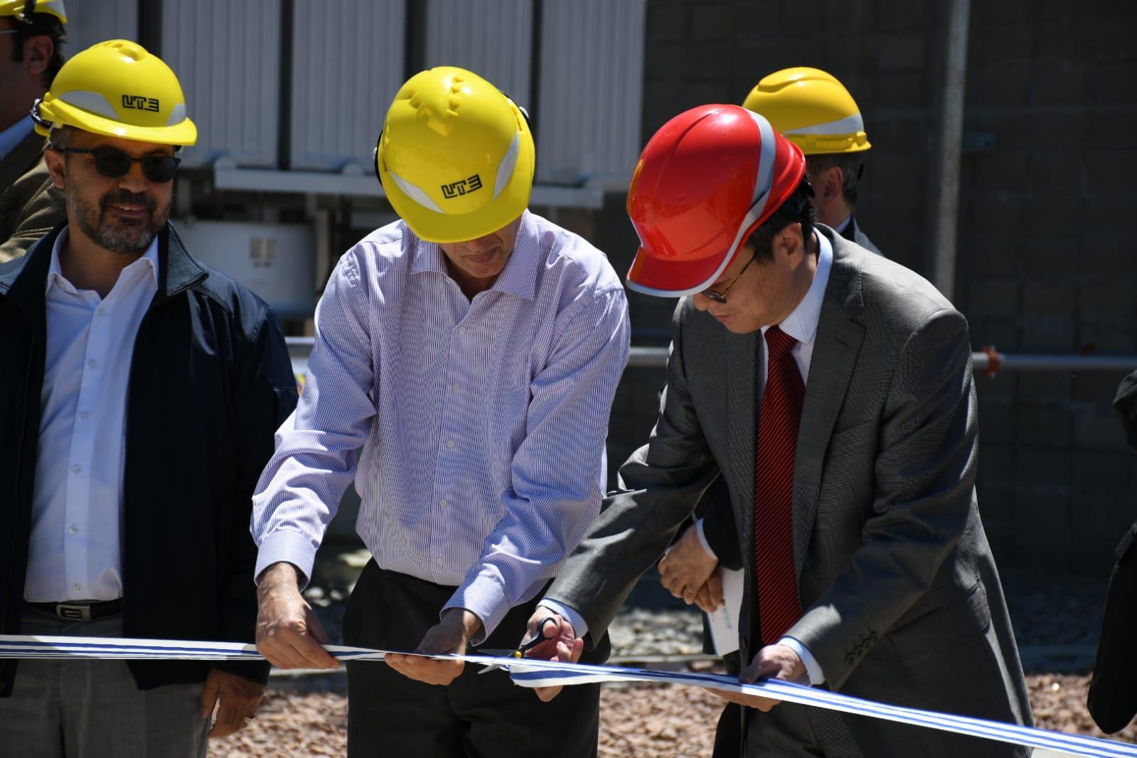 Presidente de UTE Gonzalo Casaravilla y embajador de la República Popular China, 