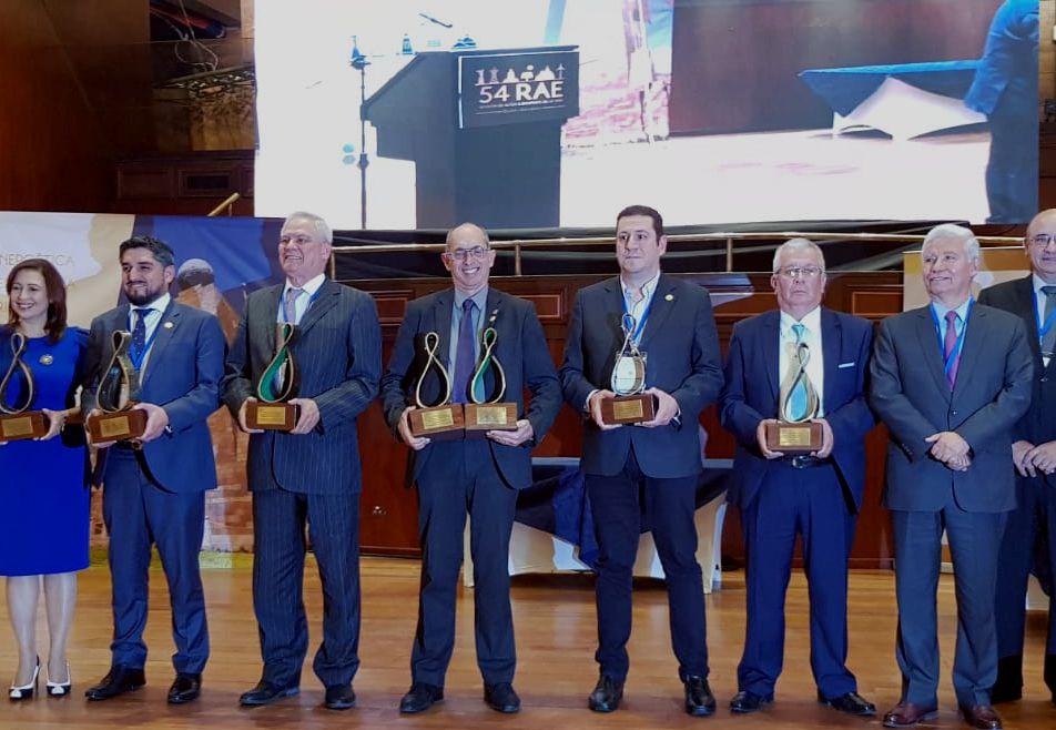El presidente de UTE junto a jerarcas de otras empresas recibiendo los Premios CIER
