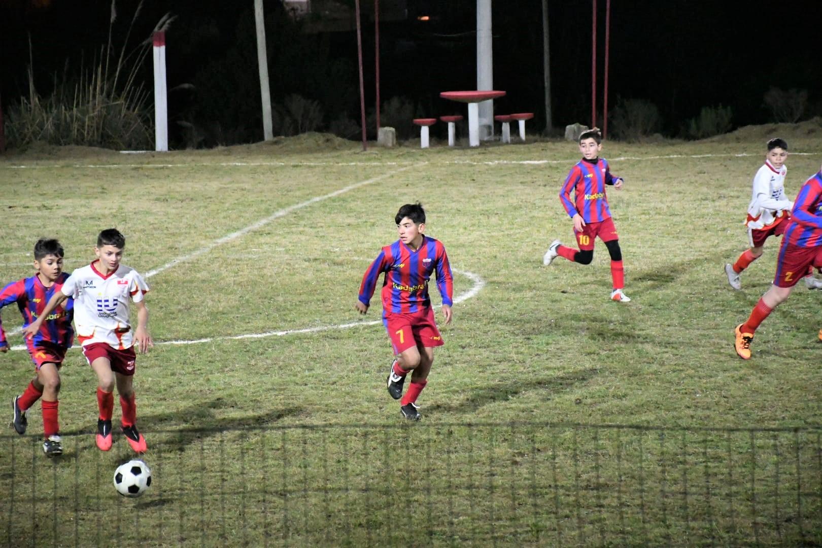 Los chicos difrutan del partido con la nueva iluminación