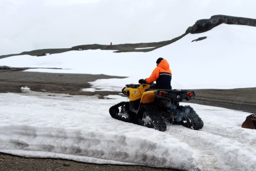 Técnicos de UTE realizan tareas de mantenimiento en Base Artigas de la Antártida