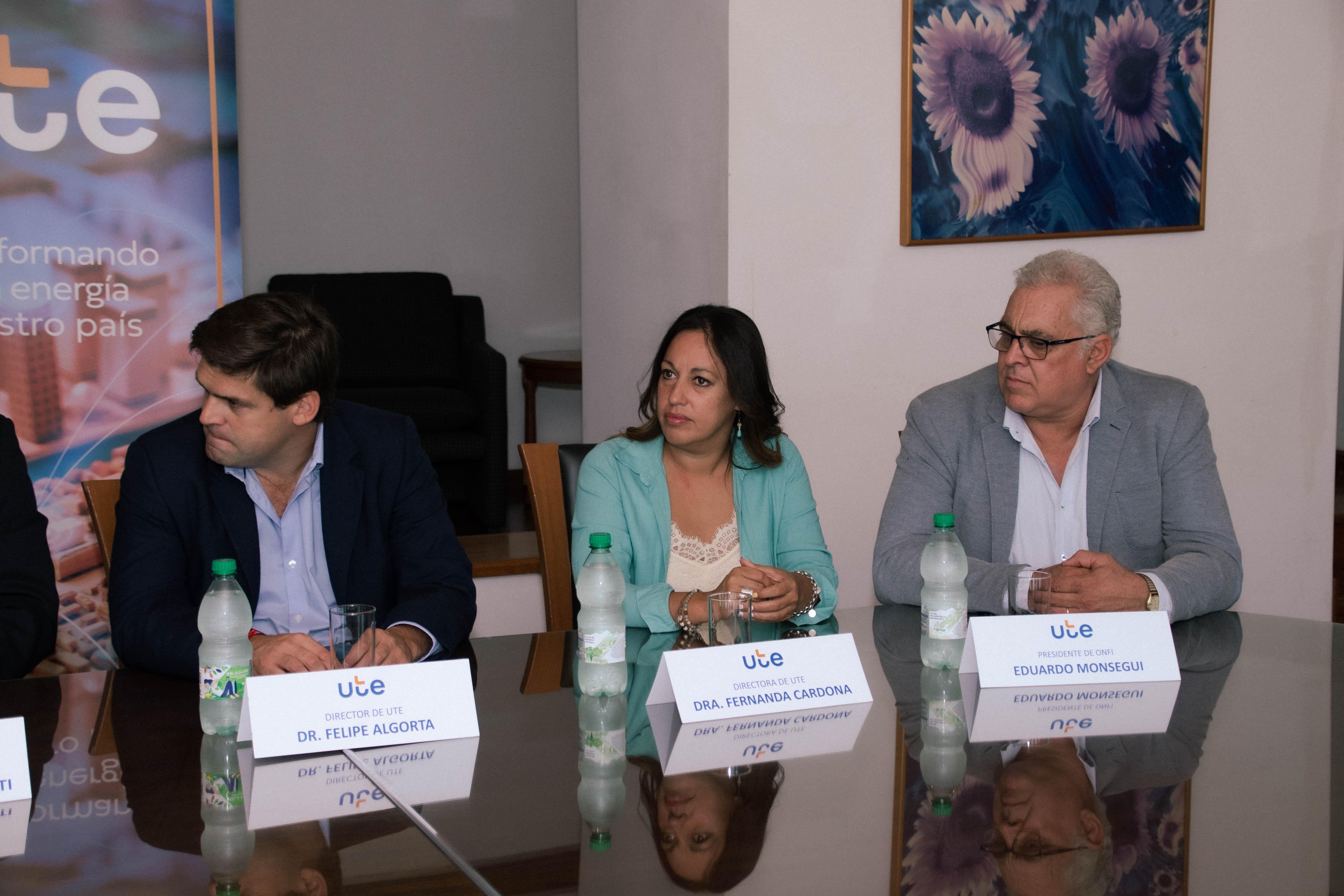 Directores de UTE Felipe Algorta y Fernanda Cardona y presidente de ONFI Eduardo Mosegui