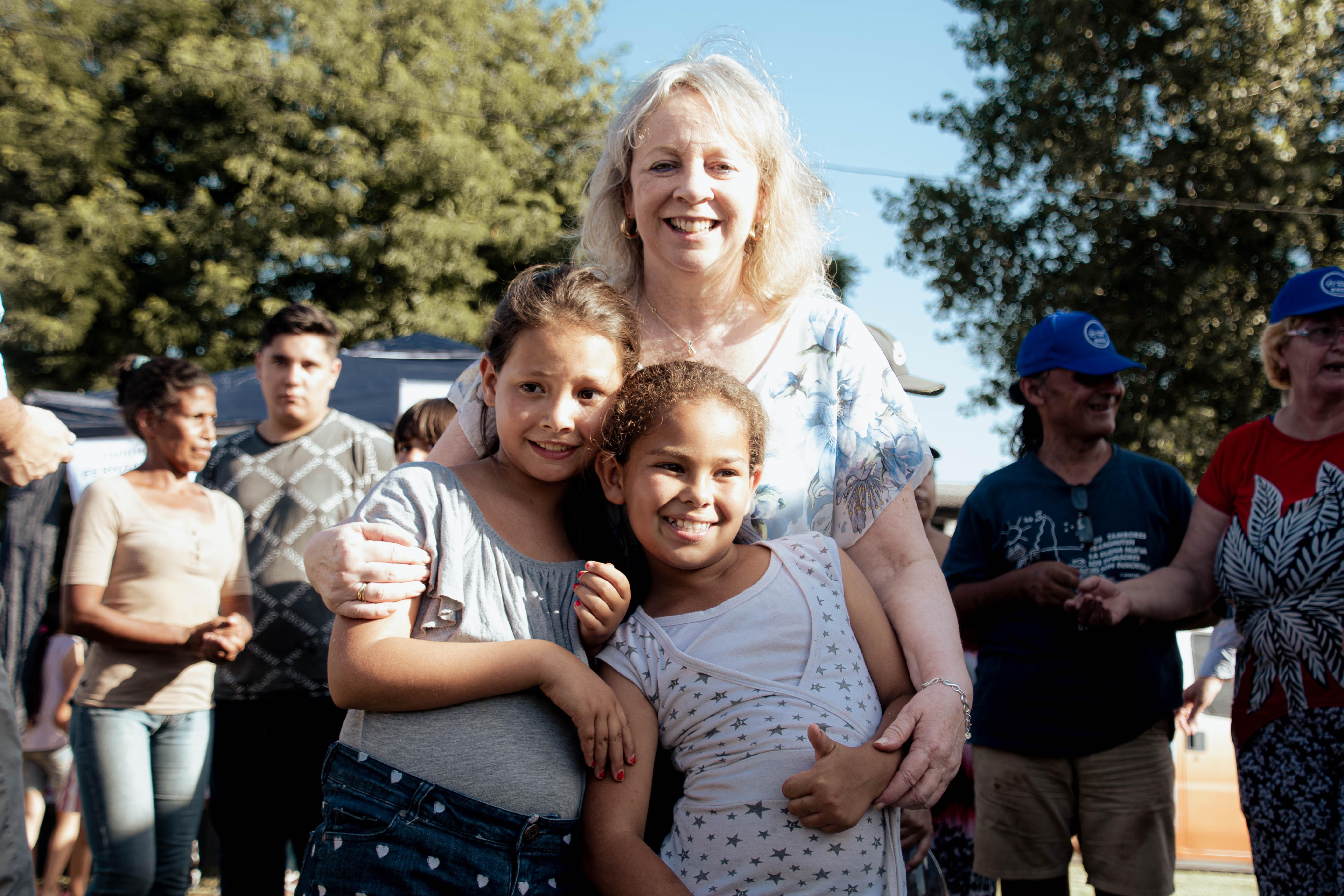 Presidenta de UTE Silvia Emaldi junto a niños de la zona 