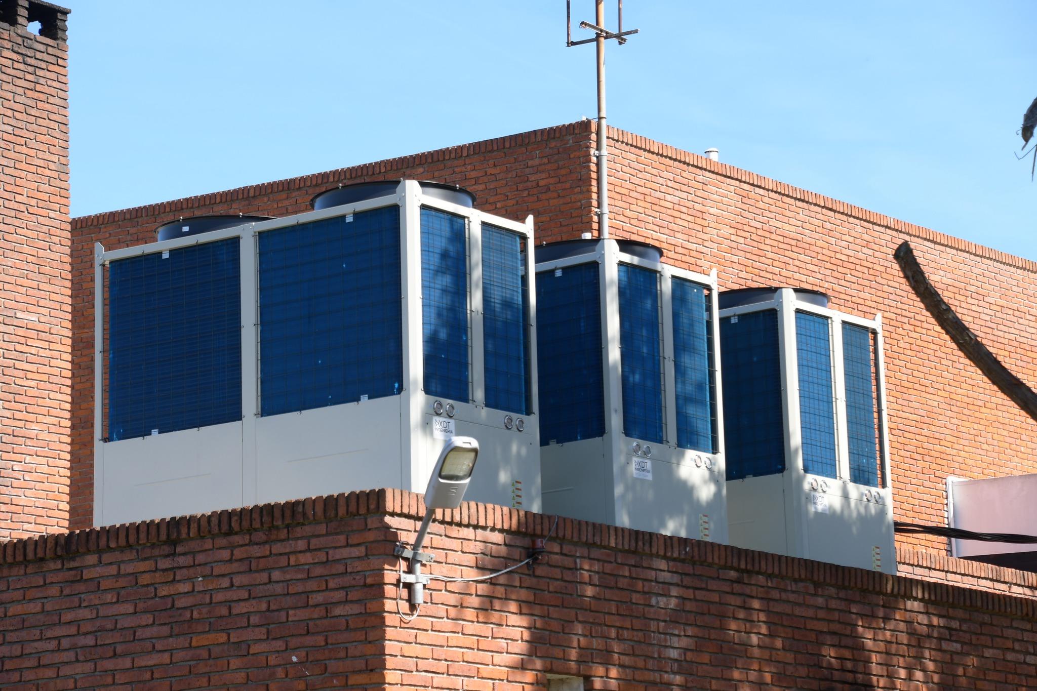 La intendencia de Maldonado inauguró la puesta en marcha de 10 Plantas Fotovoltaicas en el departamento y la instalación de tres Bombas de Calor en el Centro Deportivo Municipal Carolino (CEDEMCAR).