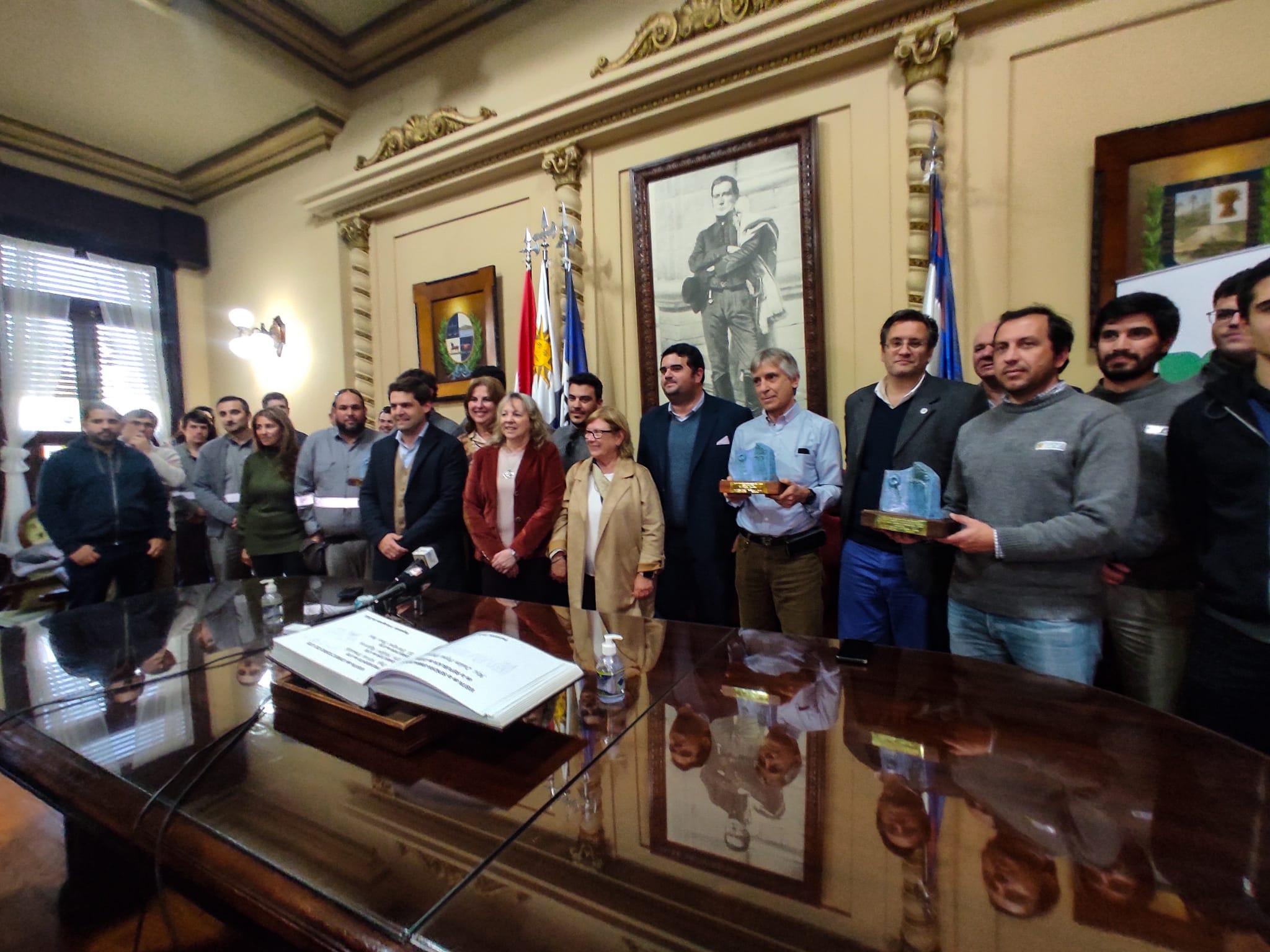 Directorio y funcionarios de UTE reciben reconocimiento de la Intendencia sanducera