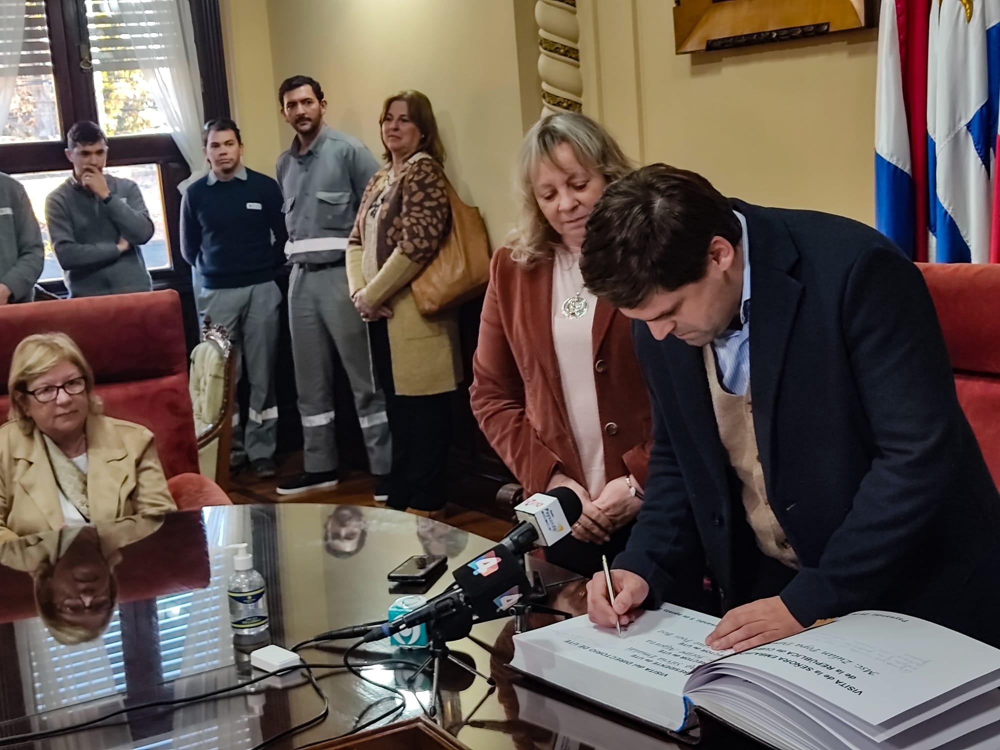 Director Algorta firmando el Libro de Honor de la Intendencia de Paysandú