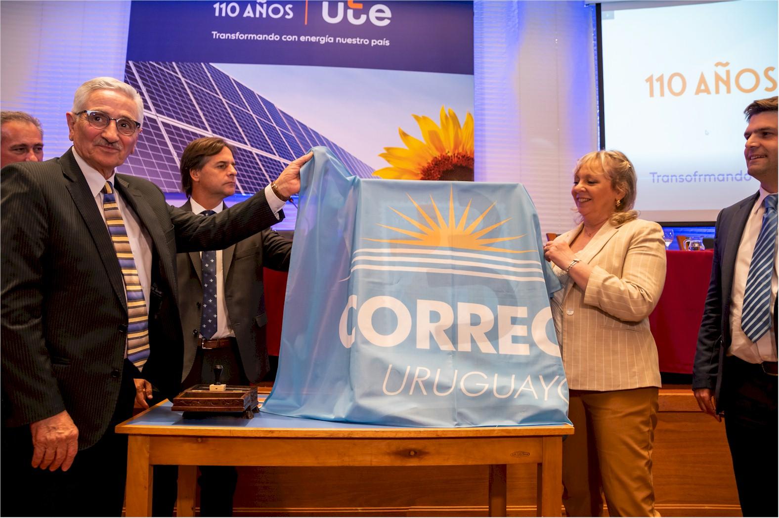 El presidente junto a autoridades de UTE y del Correo descubren el sello alusivo al aniversario de UTE