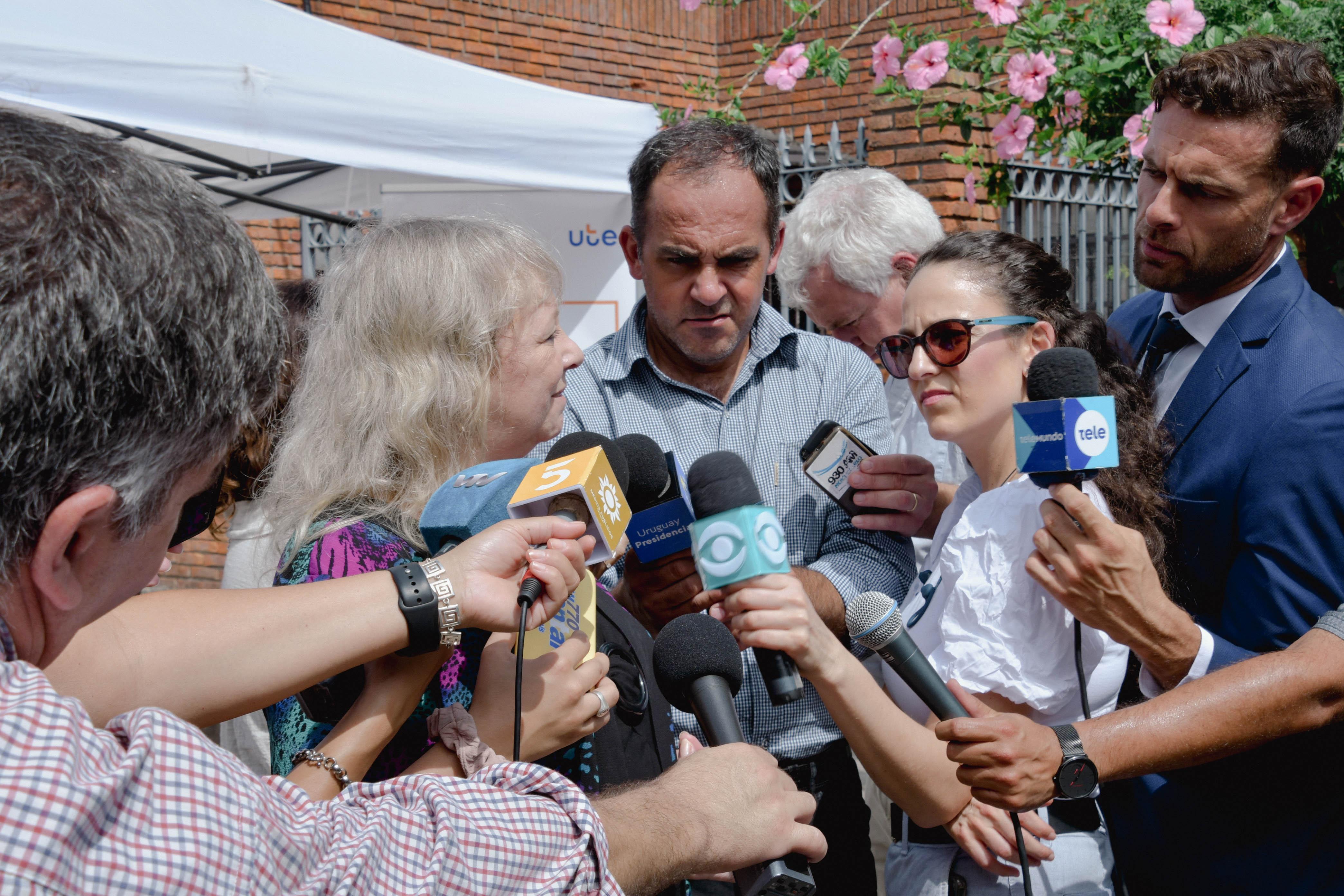 Emaldi con la prensa en el acto realizado