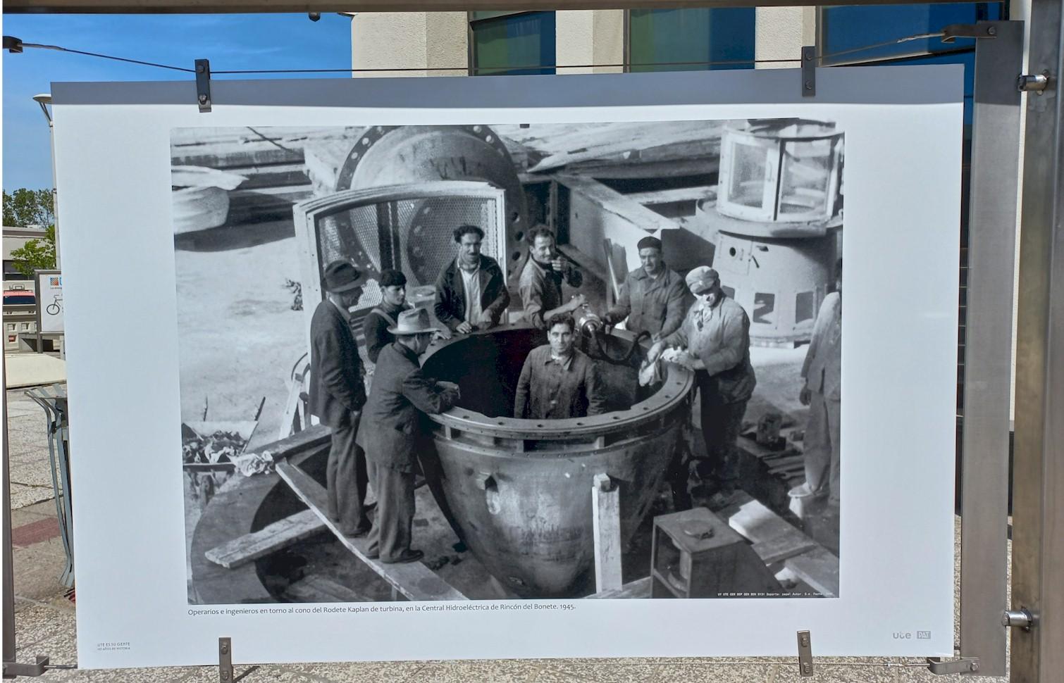 Muestra fotográfica de la historia de UTE al frente del Palacio de la Luz