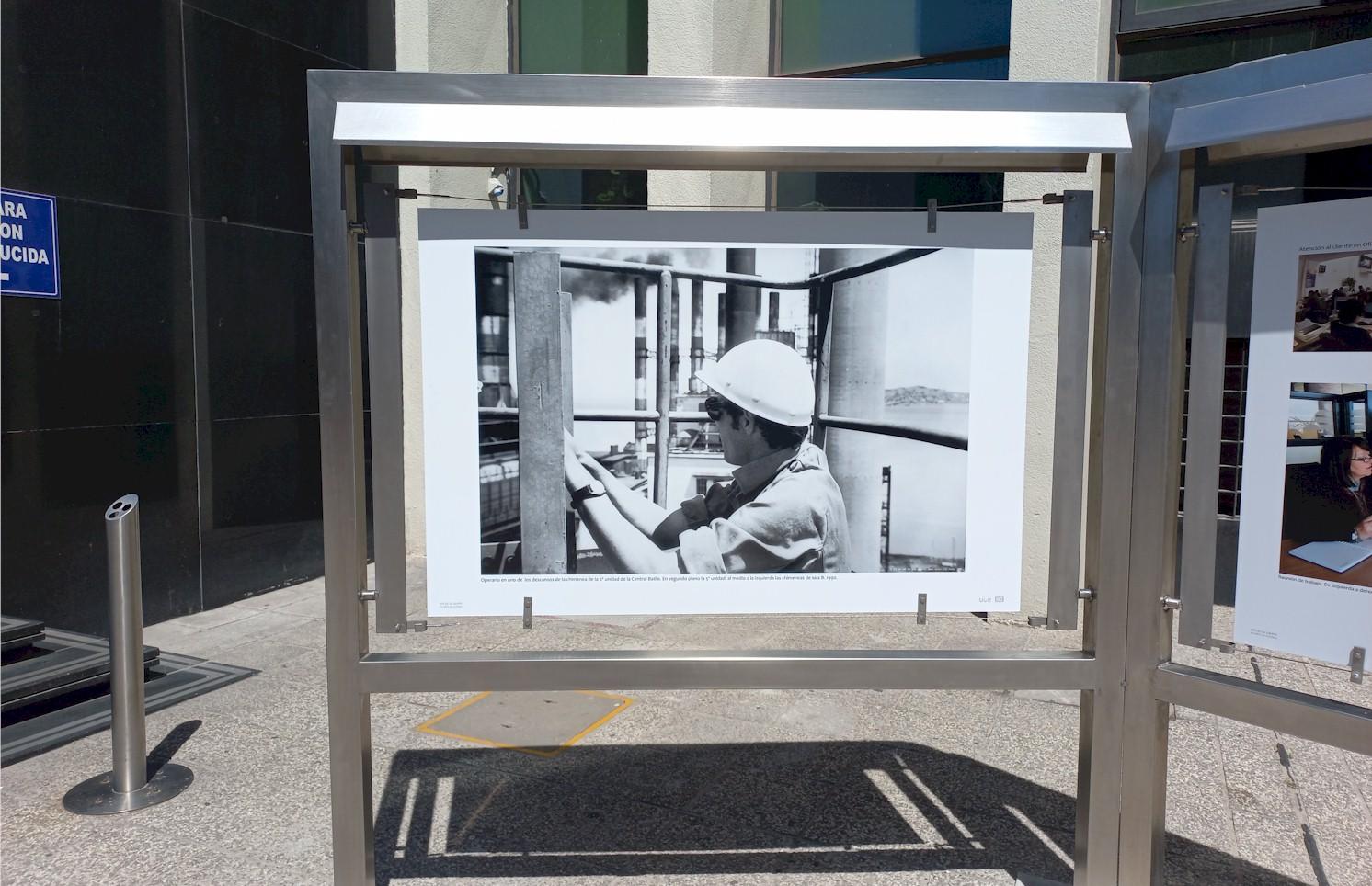 Muestra fotográfica de la historia de UTE al frente del Palacio de la Luz