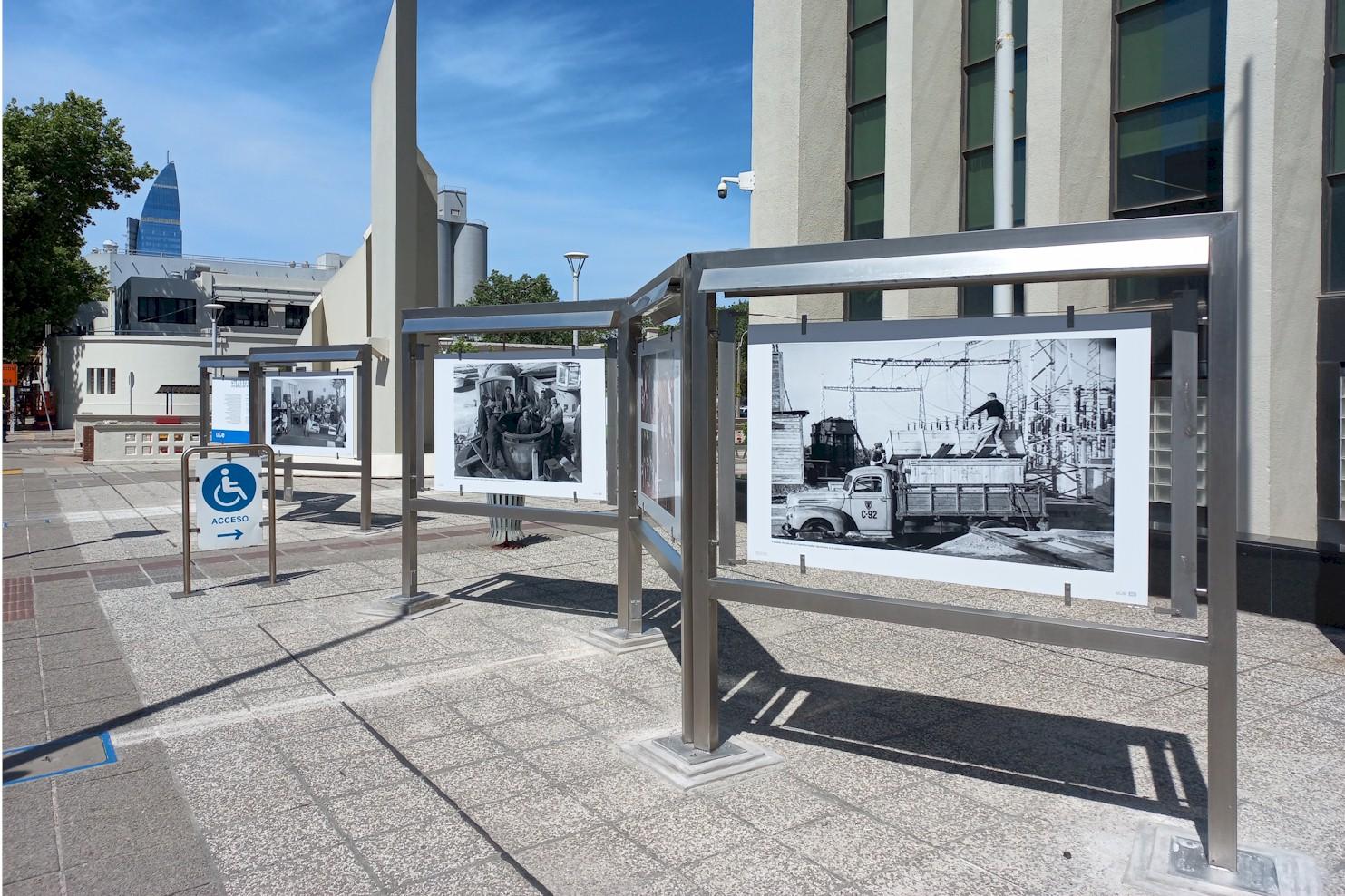 Muestra fotográfica de la historia de UTE al frente del Palacio de la Luz