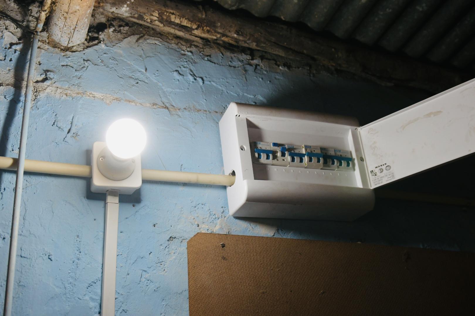 Instalación eléctrica en el interior de uno de los hogares incorporados