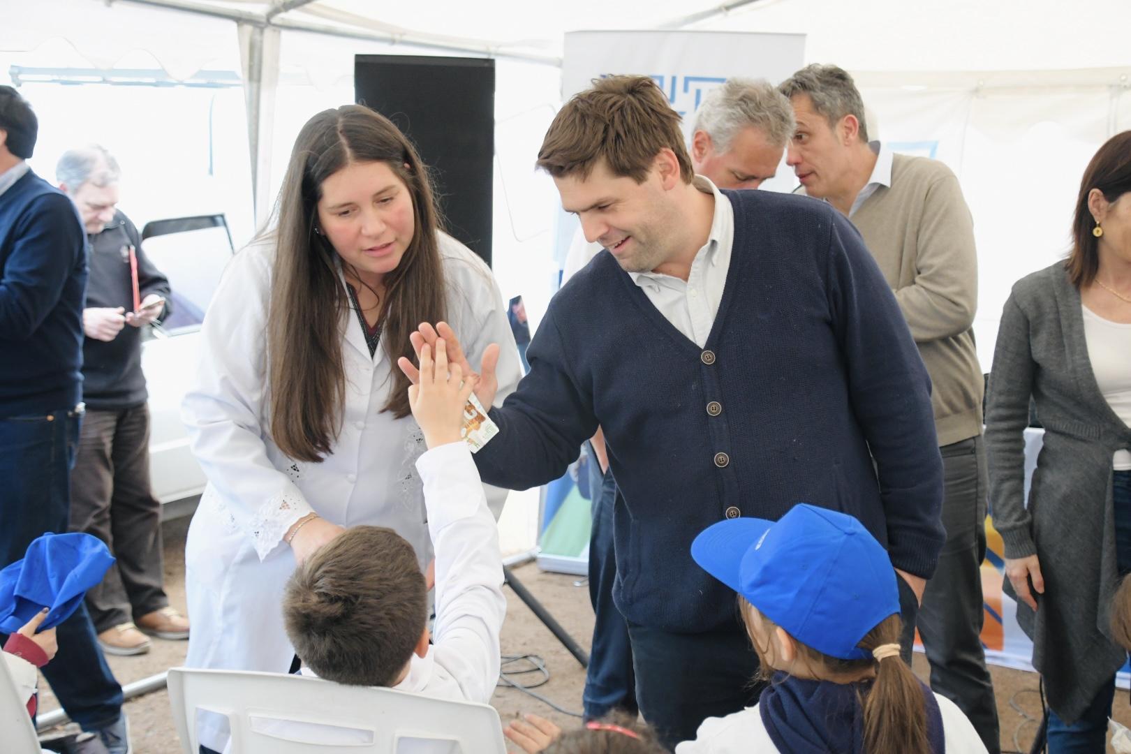 Director de UTE Felipe Algorta y maestra de la escuela pública N° 54