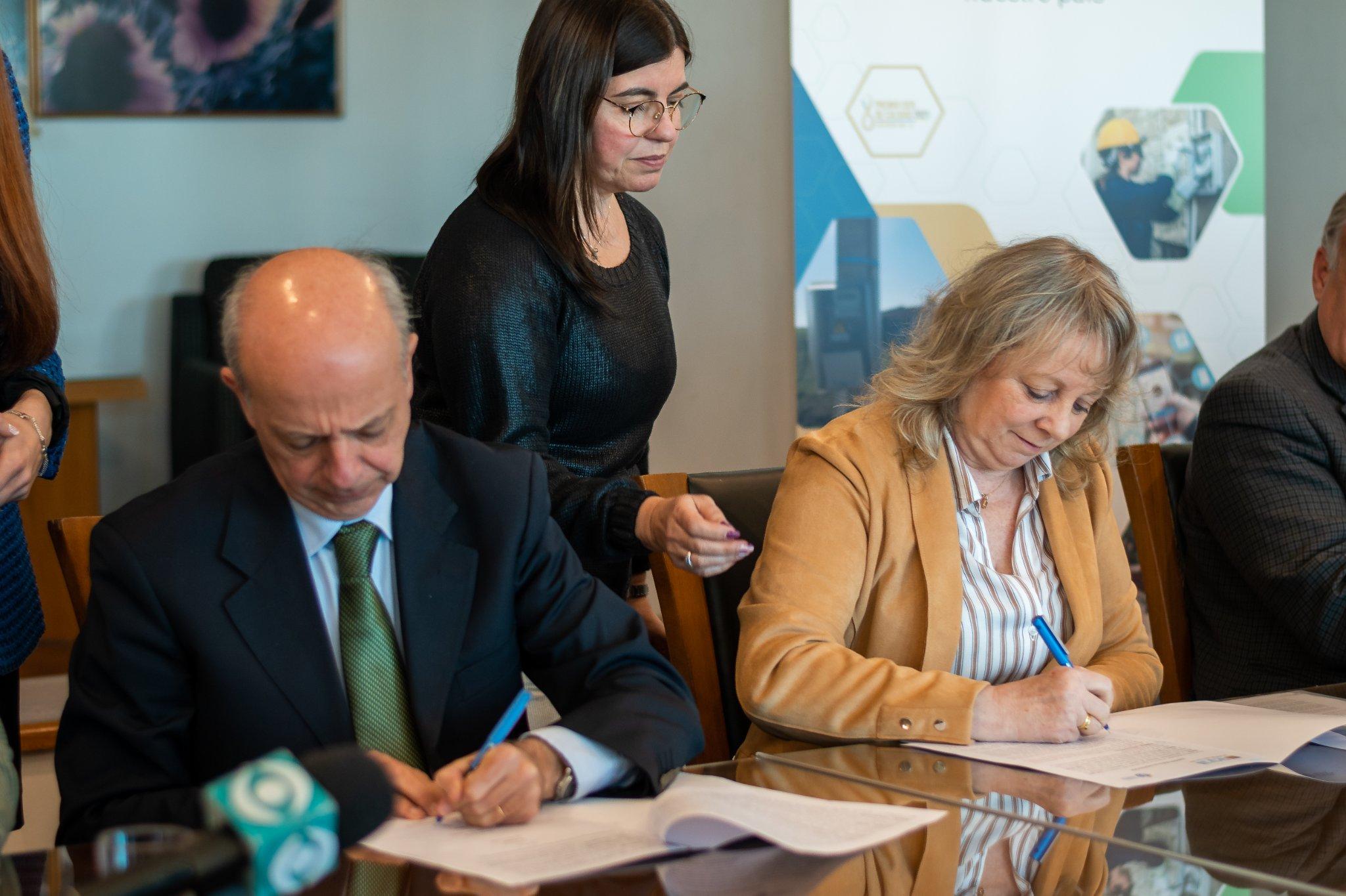 Ministro Javier García y presidenta de UTE Silvia Emaldi en la firma del Convenio entre UTE y MDN