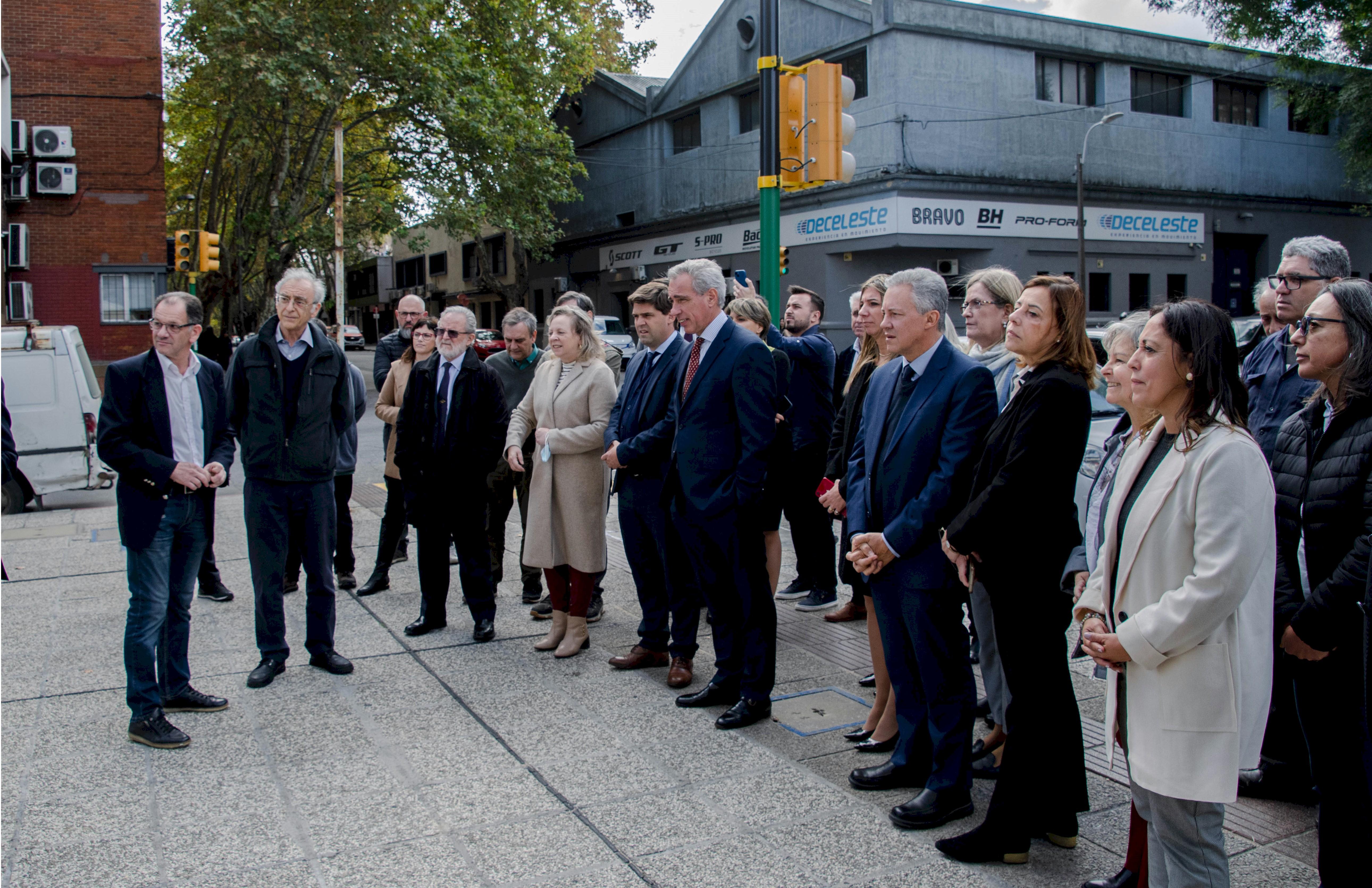 Las autoridades y funcionarios recorriendo la Fotogalería