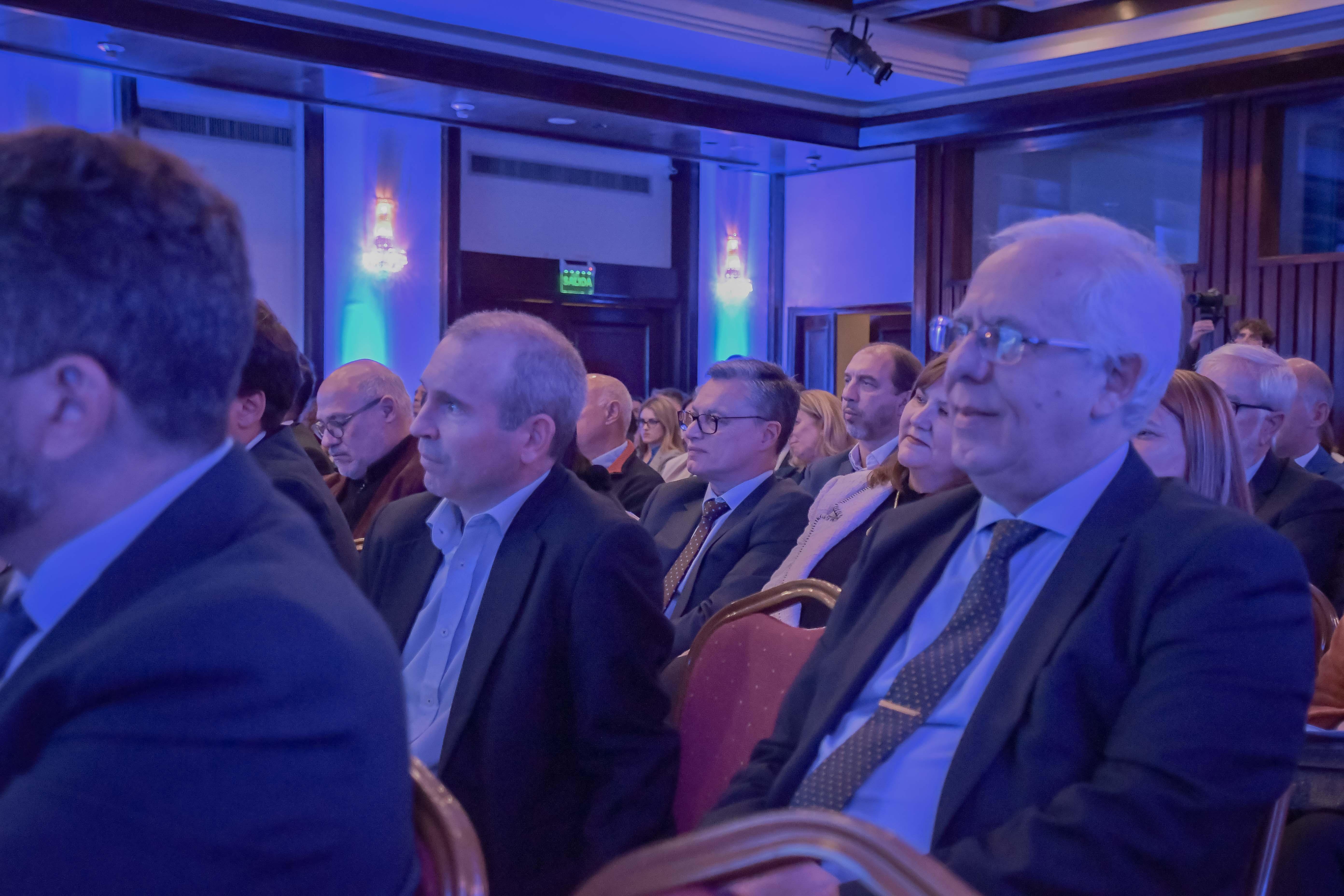 En el marco de los 20 años de trayectoria de República AFISA, la presidenta de UTE Silvia Emaldi participó junto a otras autoridades del gobierno y representantes departamentales del “Panel Fideicomisos”. 