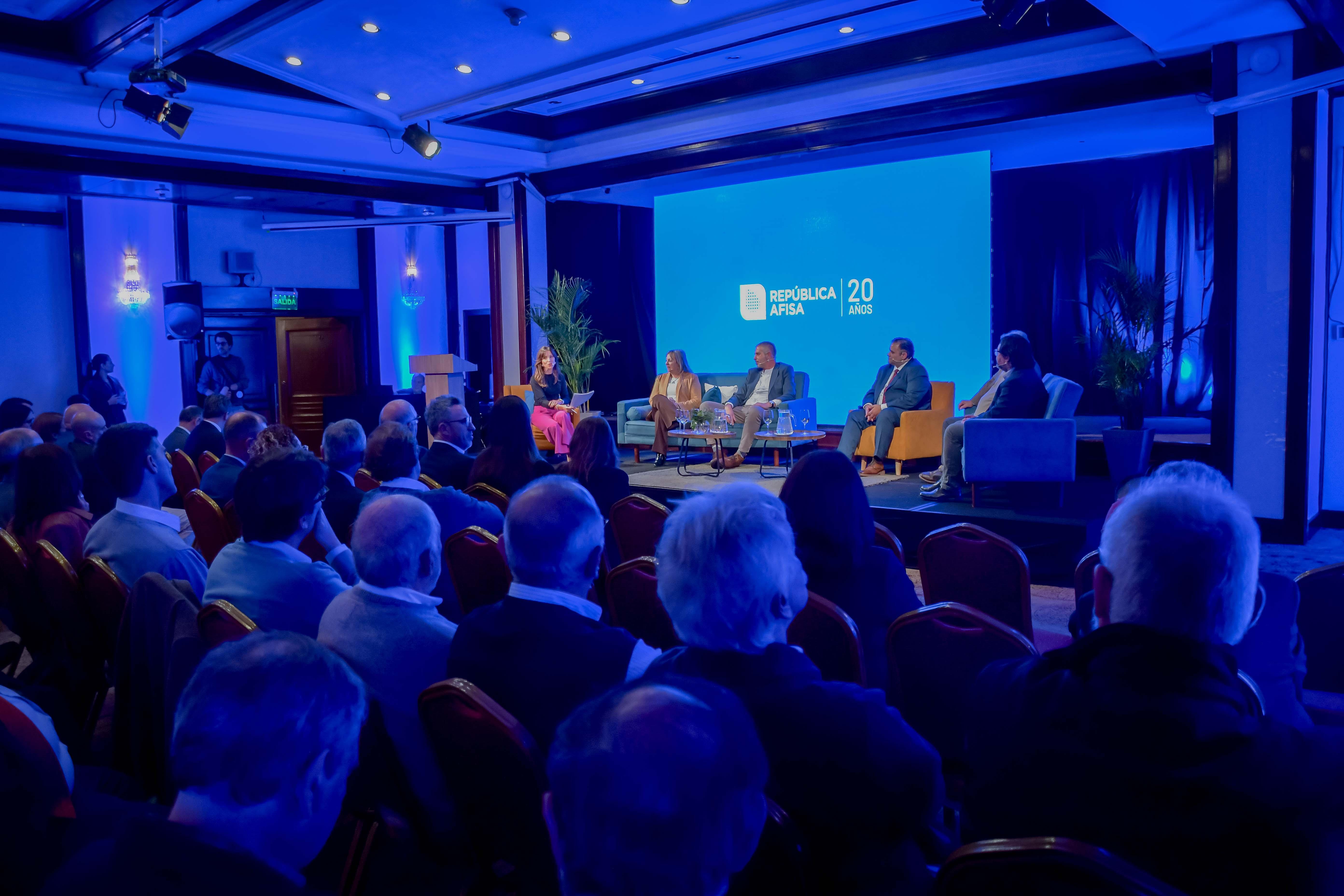 En el marco de los 20 años de trayectoria de República AFISA, la presidenta de UTE Silvia Emaldi participó junto a otras autoridades del gobierno y representantes departamentales del “Panel Fideicomisos”. 