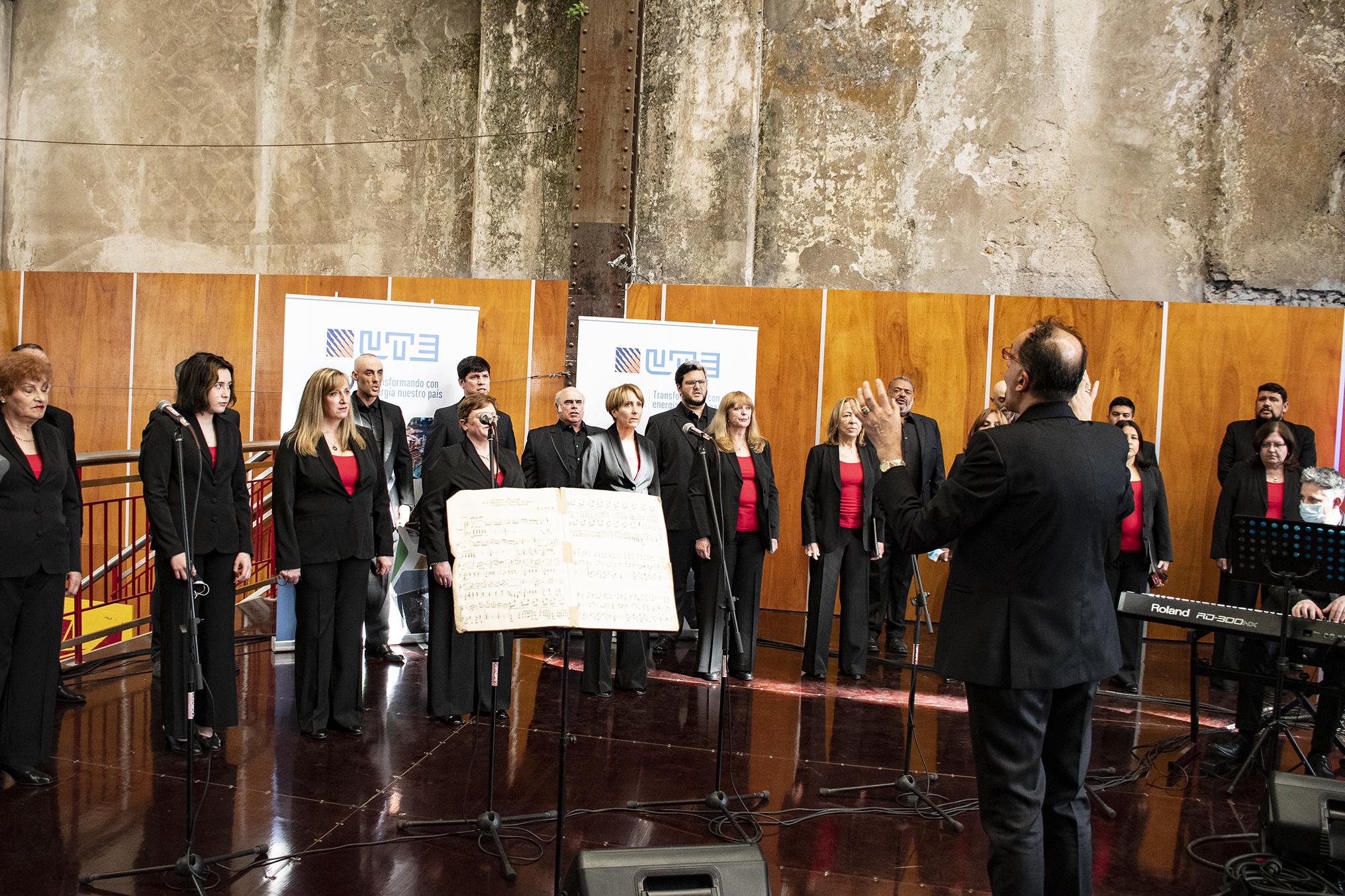 Coro de UTE "Iluminarte" interpretando el himno nacional