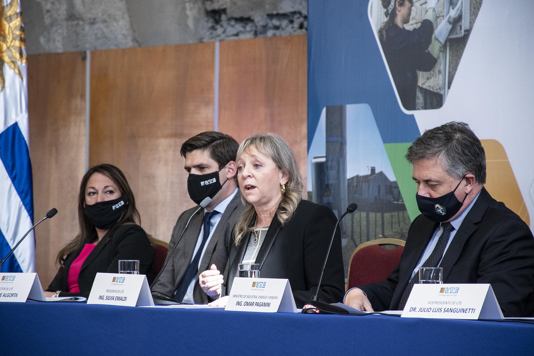 Directores Fernanda Cardona y Felipe Algorta, Presidenta Silvia Emaldi y el Ministro Omar Paganini