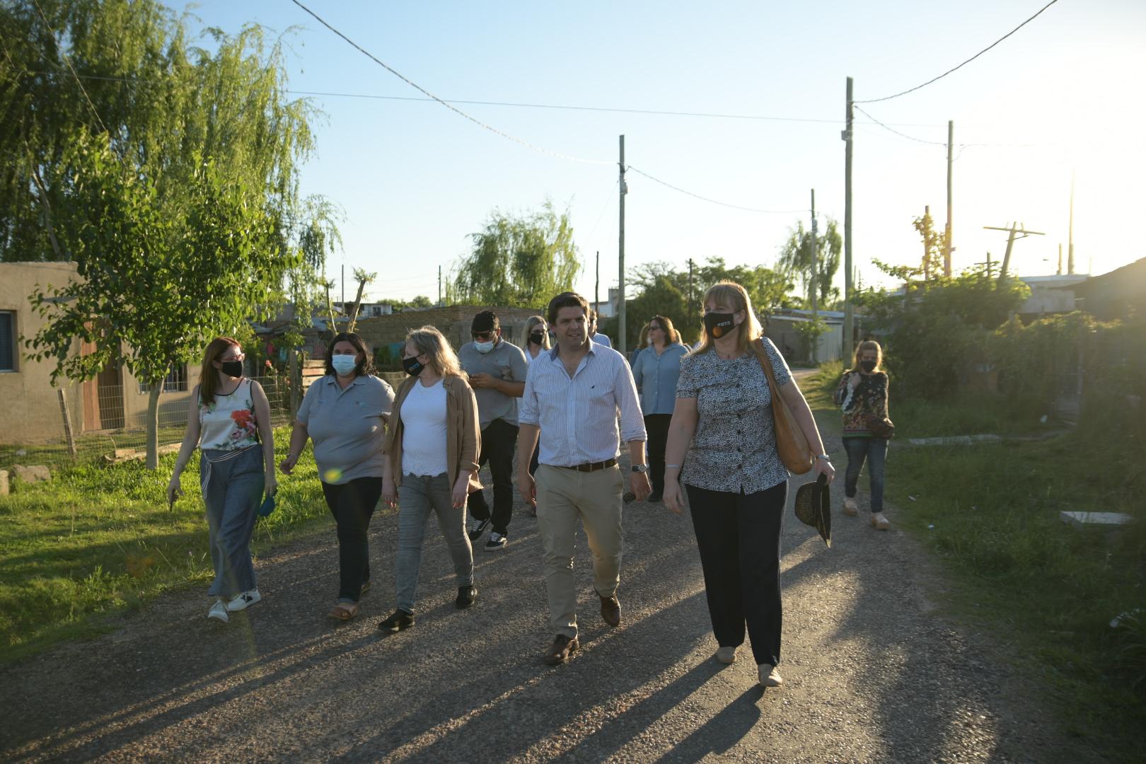 Directores de UTE realizan recorrida por el barrio regularizado