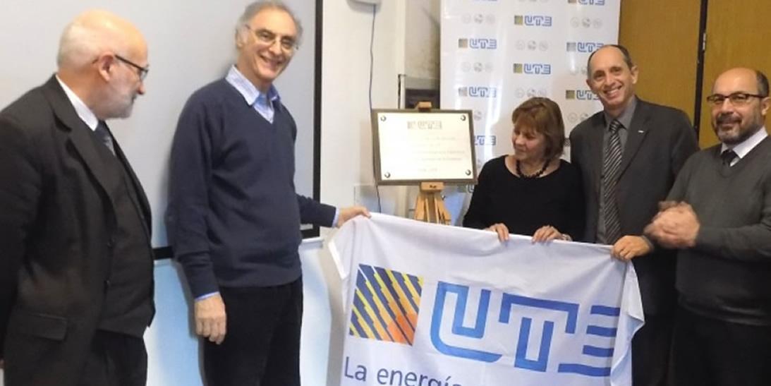 funcionarios con bandera de ute