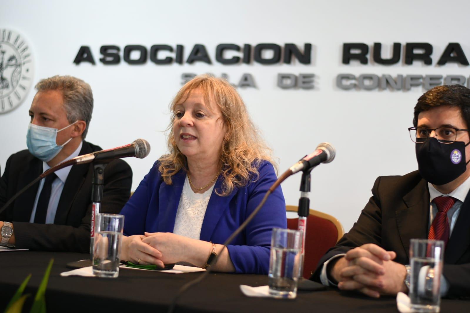 Silvia Emaldi presidenta de UTE expone ante productores rurales