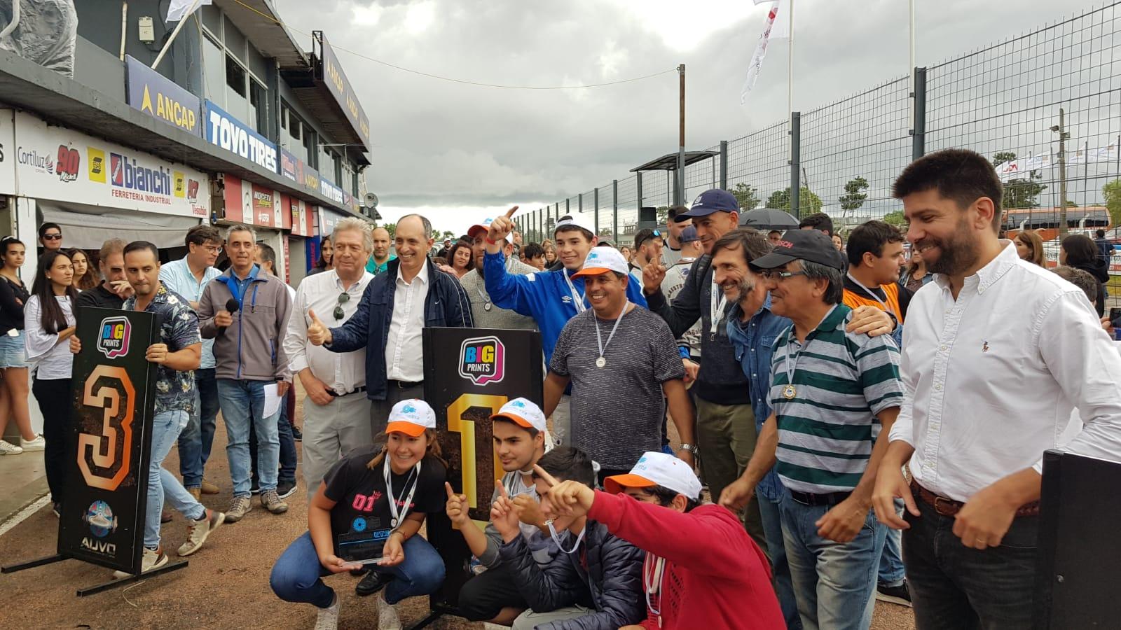 Presidente de UTE con los ganadores de la competencia