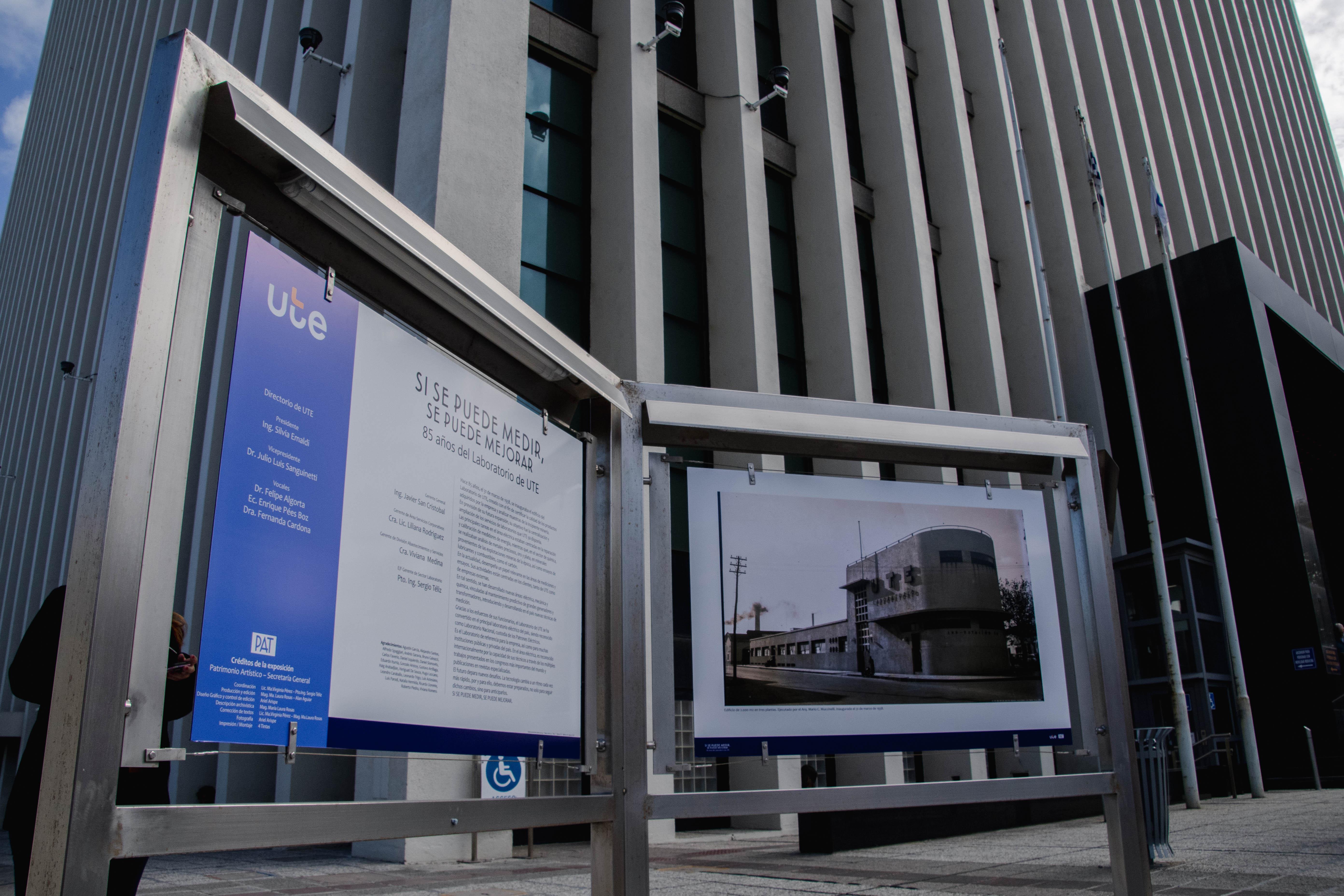 Fotogalería al aire libre ubicada en la explanada de acceso del Palacio de la Luz