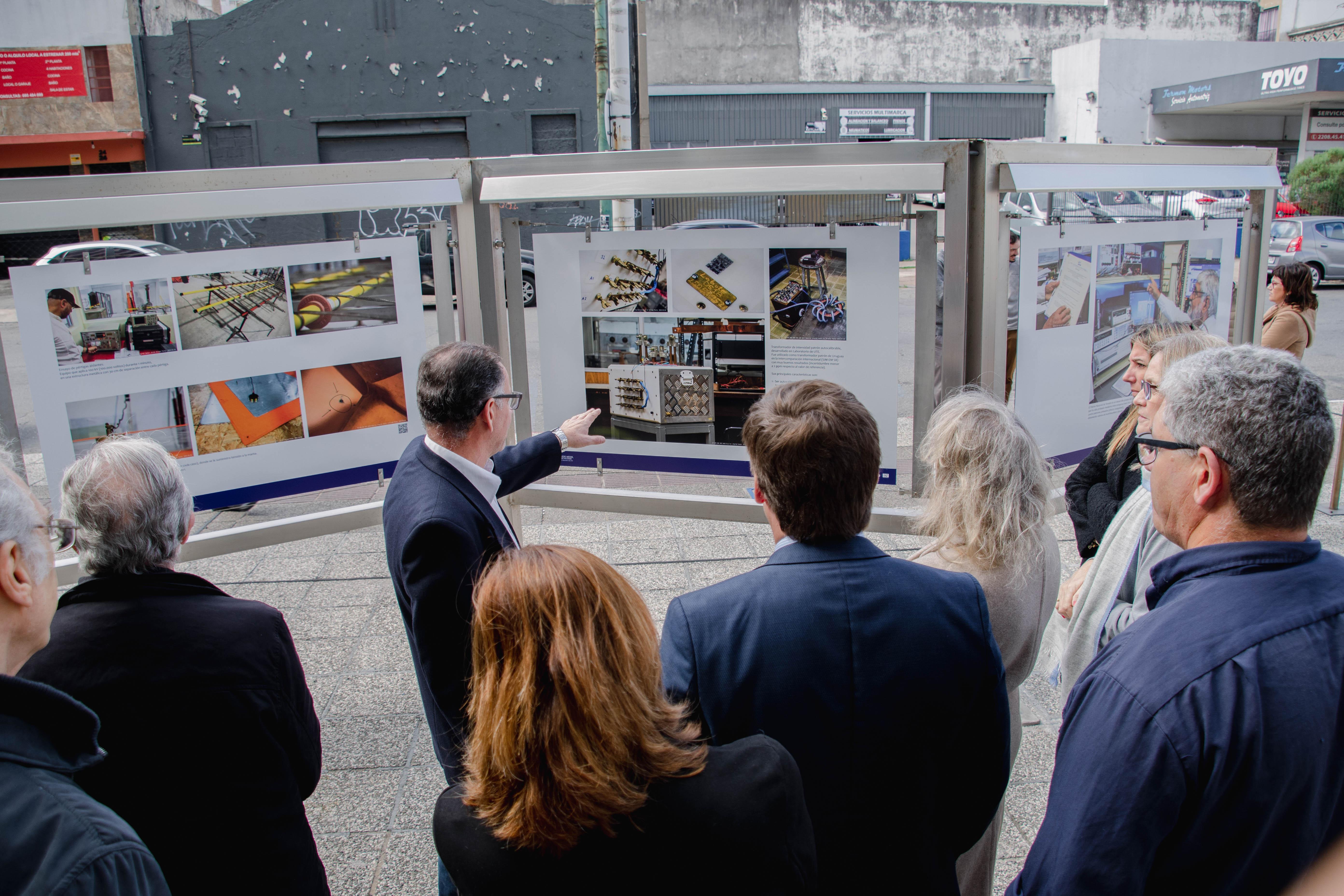 Las autoridades y funcionarios recorriendo la Fotogalería