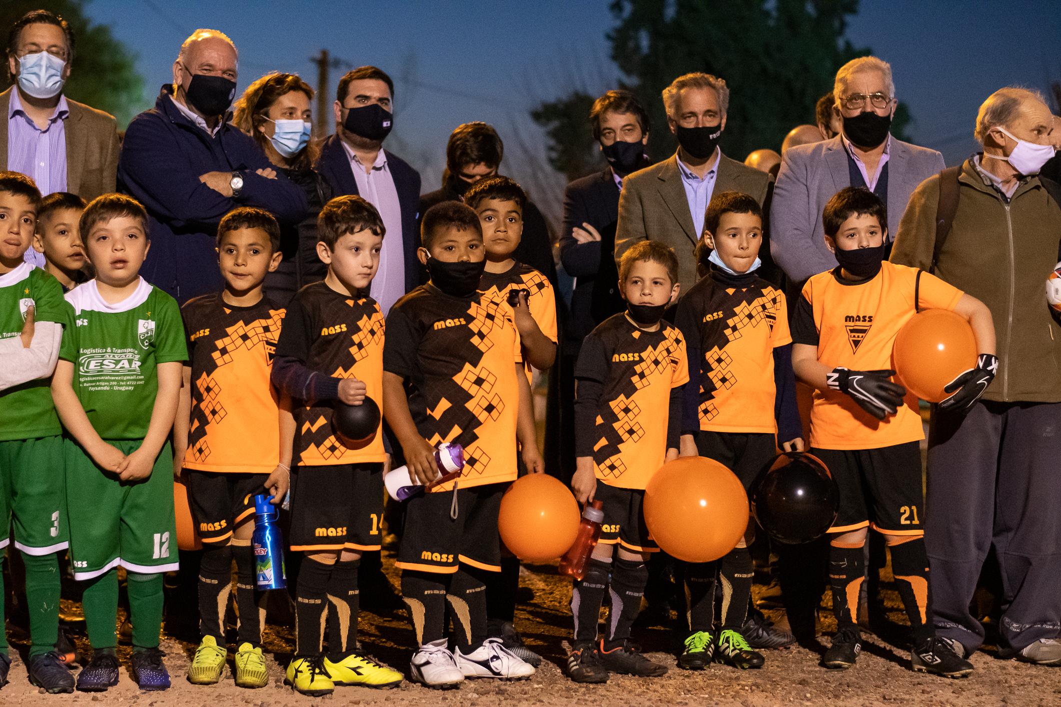 Inauguración de la red lumínica de la cancha del club de fútbol infantil Institución Atlética Sud América (Paysandú)