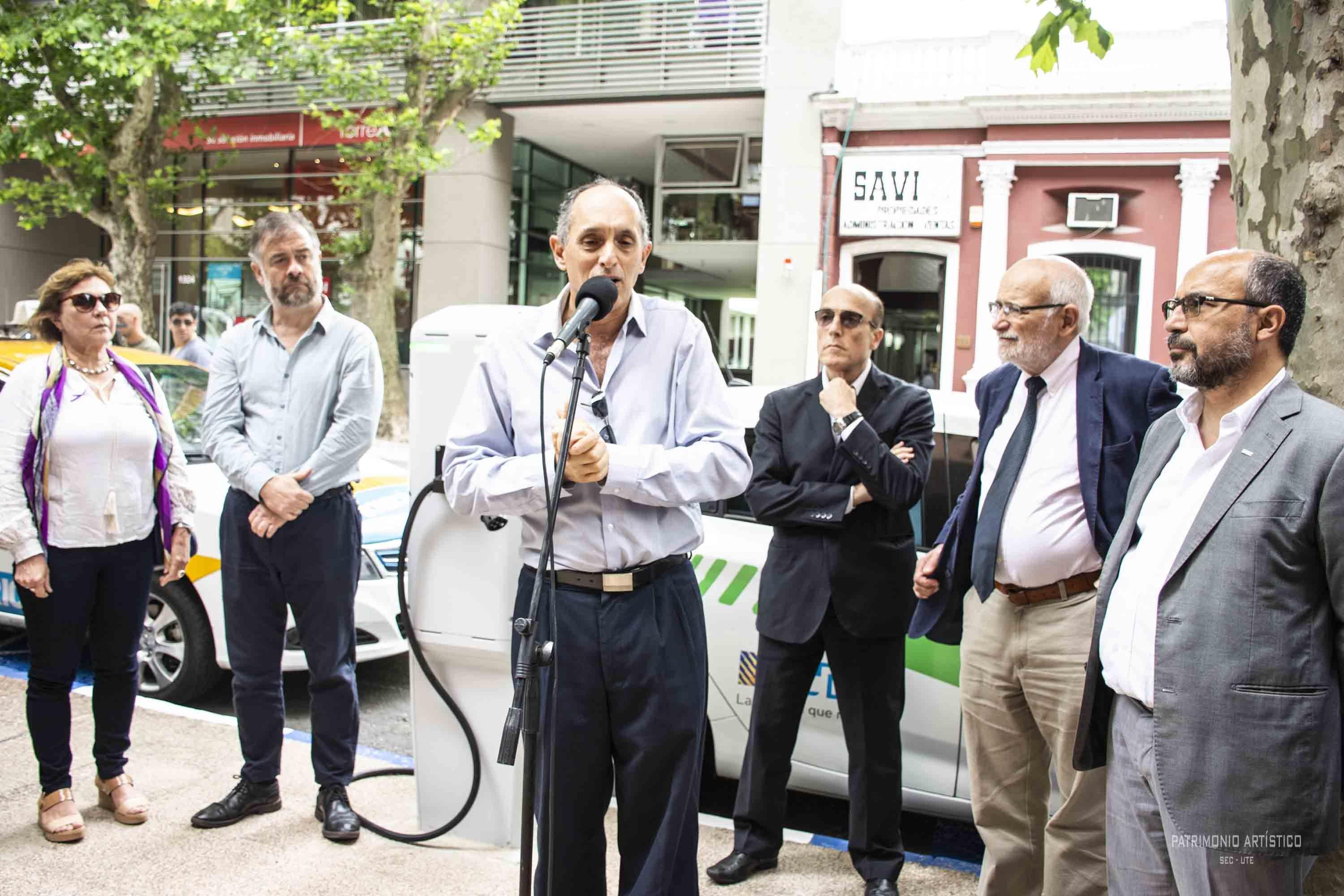 Casaravilla en uso de la palabra en el acto de inauguración de los nuevos cargadores