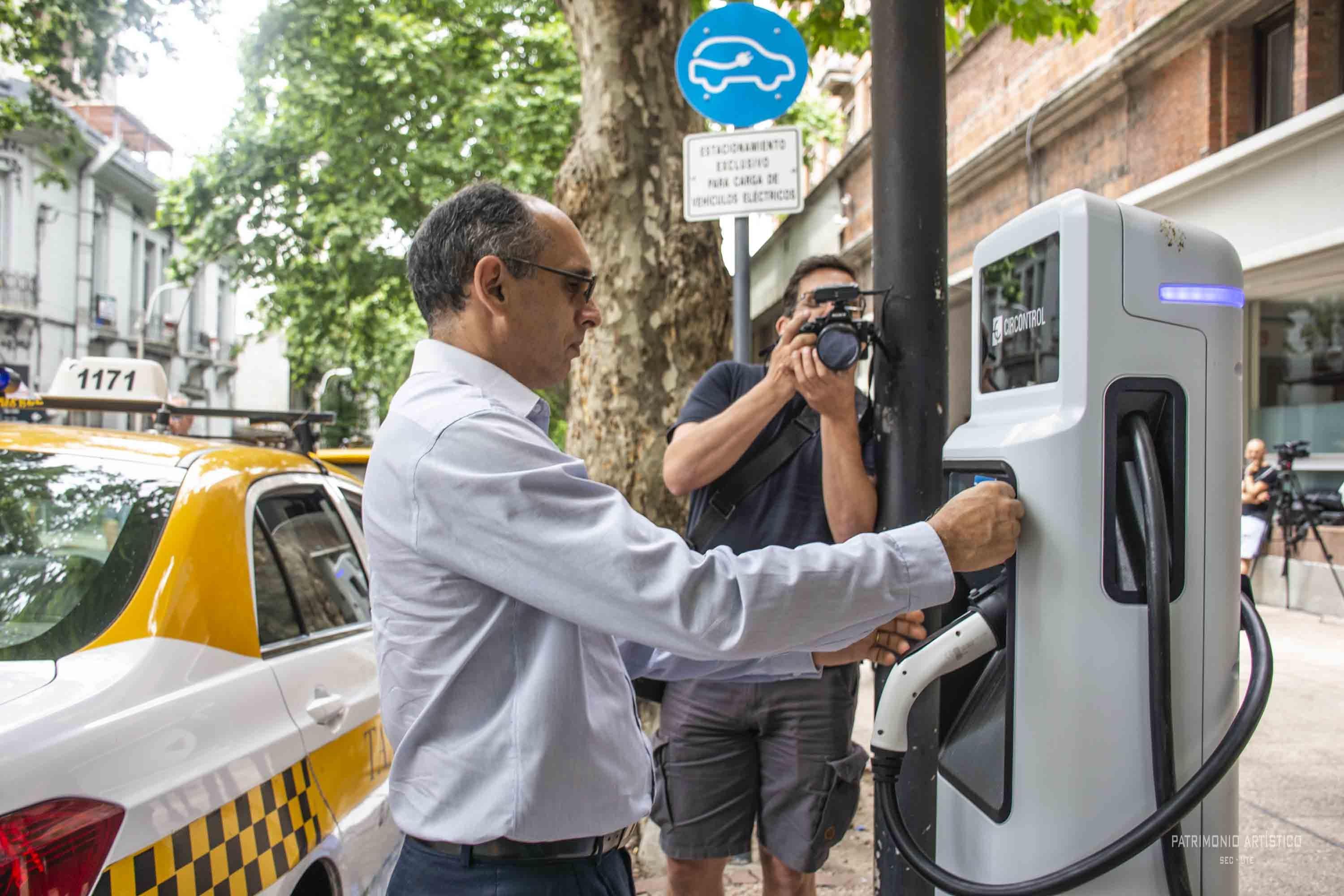 El presidente de UTE con uno de los nuevos cargadores en Montevideo