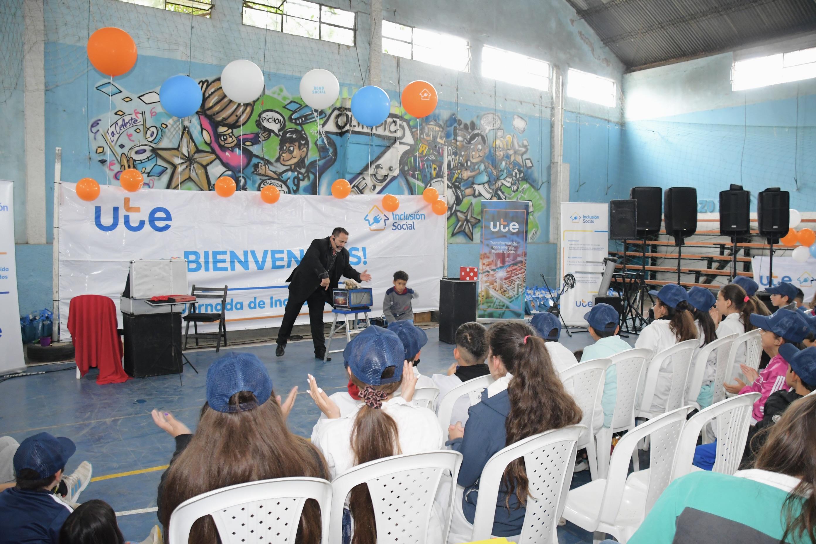 Inauguración de las obras de regularización del servicio eléctrico para 140 familias en el Barrio Cerro de la ciudad de Mercedes