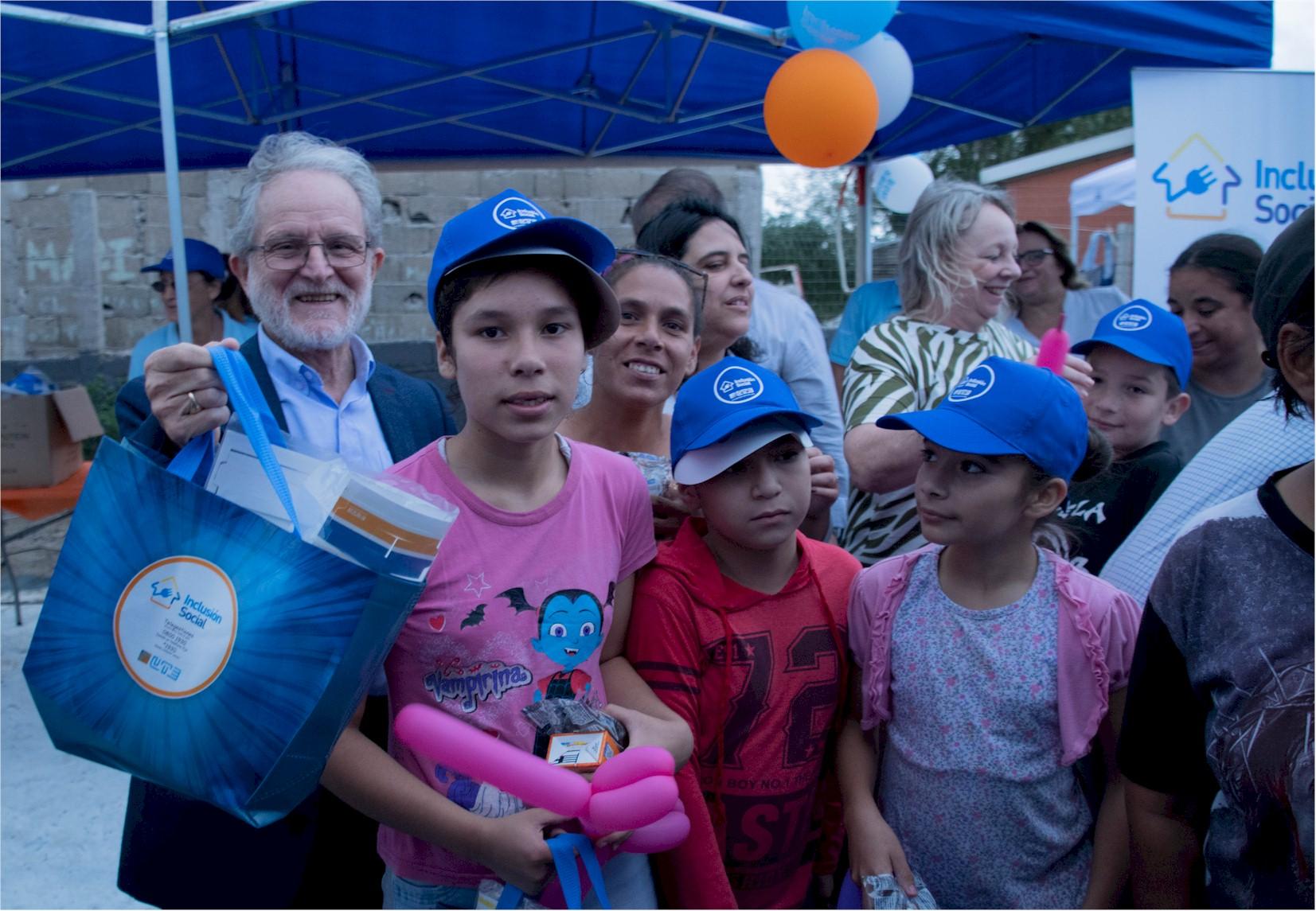 Director Pées Boz hace entrega de Kits Educativos de UTE