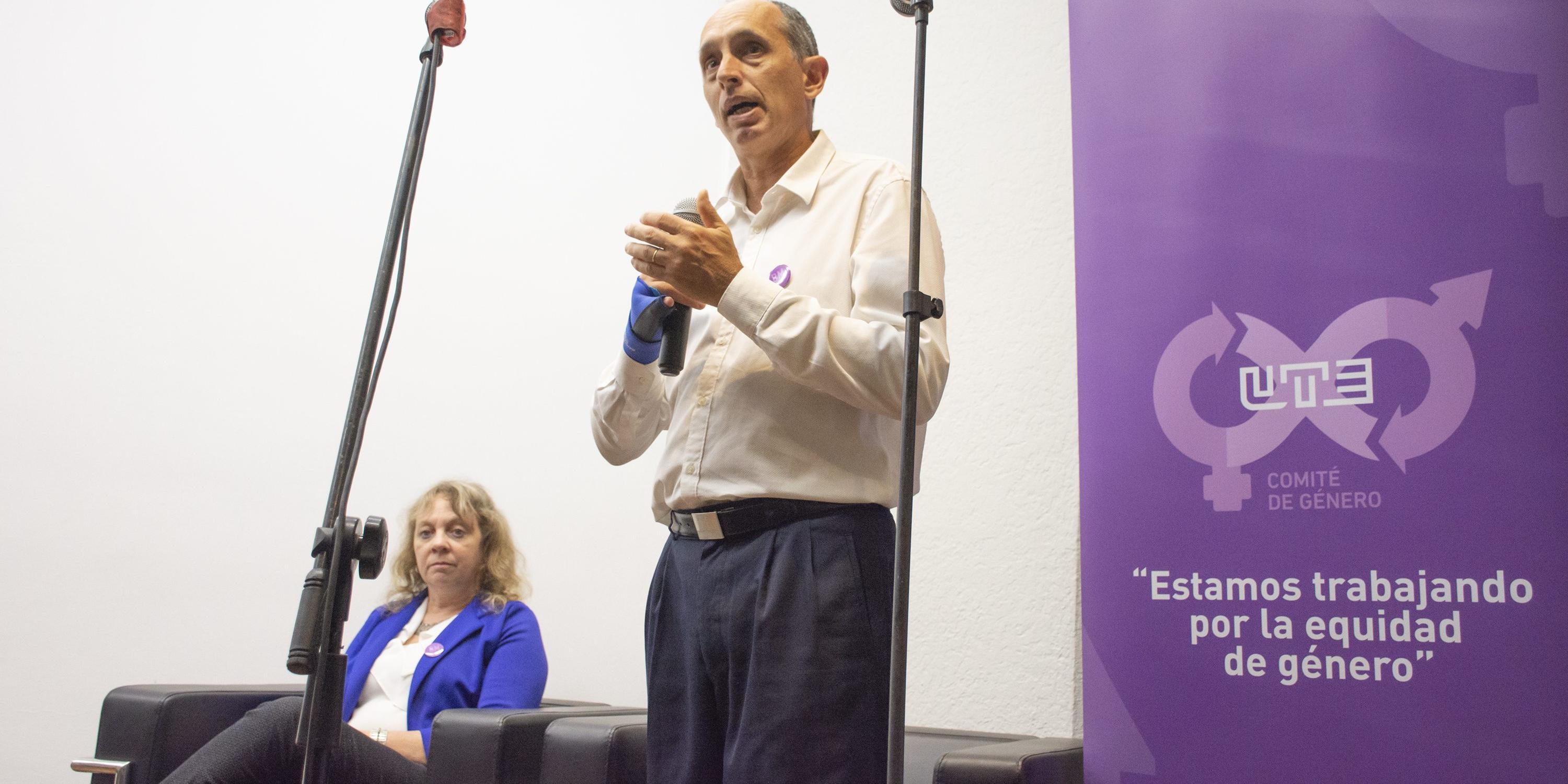 El presidente de UTE disertando en evento de por la Equidad de Género