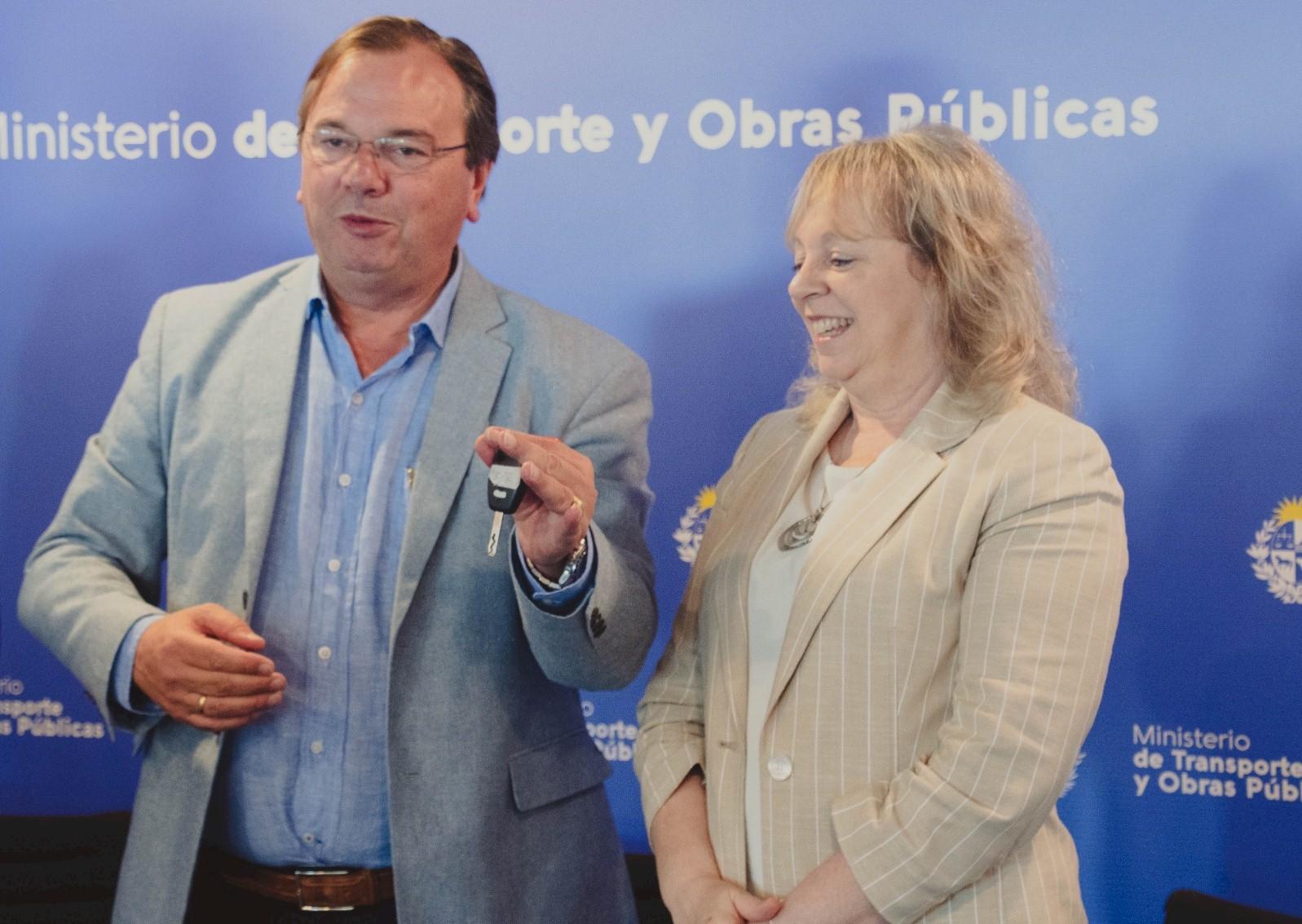 Ministro de Transporte y Obras Públicas José Luis Falero y presidenta de UTE Silvia Emaldi